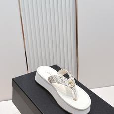 Chanel 香奈儿 2026夏季新款夹趾人字拖鞋系列 厚底休闲沙滩夹脚凉拖鞋小香夏日系列,设计简约大方 Chanel 香奈儿 2026夏季新款夹趾人字拖鞋系列 厚底休闲沙滩夹脚凉拖鞋小香夏日系列,设计简约大方