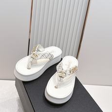 Chanel 香奈儿 2026夏季新款夹趾人字拖鞋系列 厚底休闲沙滩夹脚凉拖鞋小香夏日系列,设计简约大方 Chanel 香奈儿 2026夏季新款夹趾人字拖鞋系列 厚底休闲沙滩夹脚凉拖鞋小香夏日系列,设计简约大方