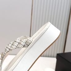 Chanel 香奈儿 2026夏季新款夹趾人字拖鞋系列 厚底休闲沙滩夹脚凉拖鞋小香夏日系列,设计简约大方 Chanel 香奈儿 2026夏季新款夹趾人字拖鞋系列 厚底休闲沙滩夹脚凉拖鞋小香夏日系列,设计简约大方
