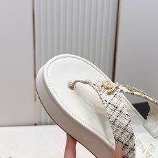 Chanel 香奈儿 2026夏季新款夹趾人字拖鞋系列 厚底休闲沙滩夹脚凉拖鞋小香夏日系列,设计简约大方 Chanel 香奈儿 2026夏季新款夹趾人字拖鞋系列 厚底休闲沙滩夹脚凉拖鞋小香夏日系列,设计简约大方