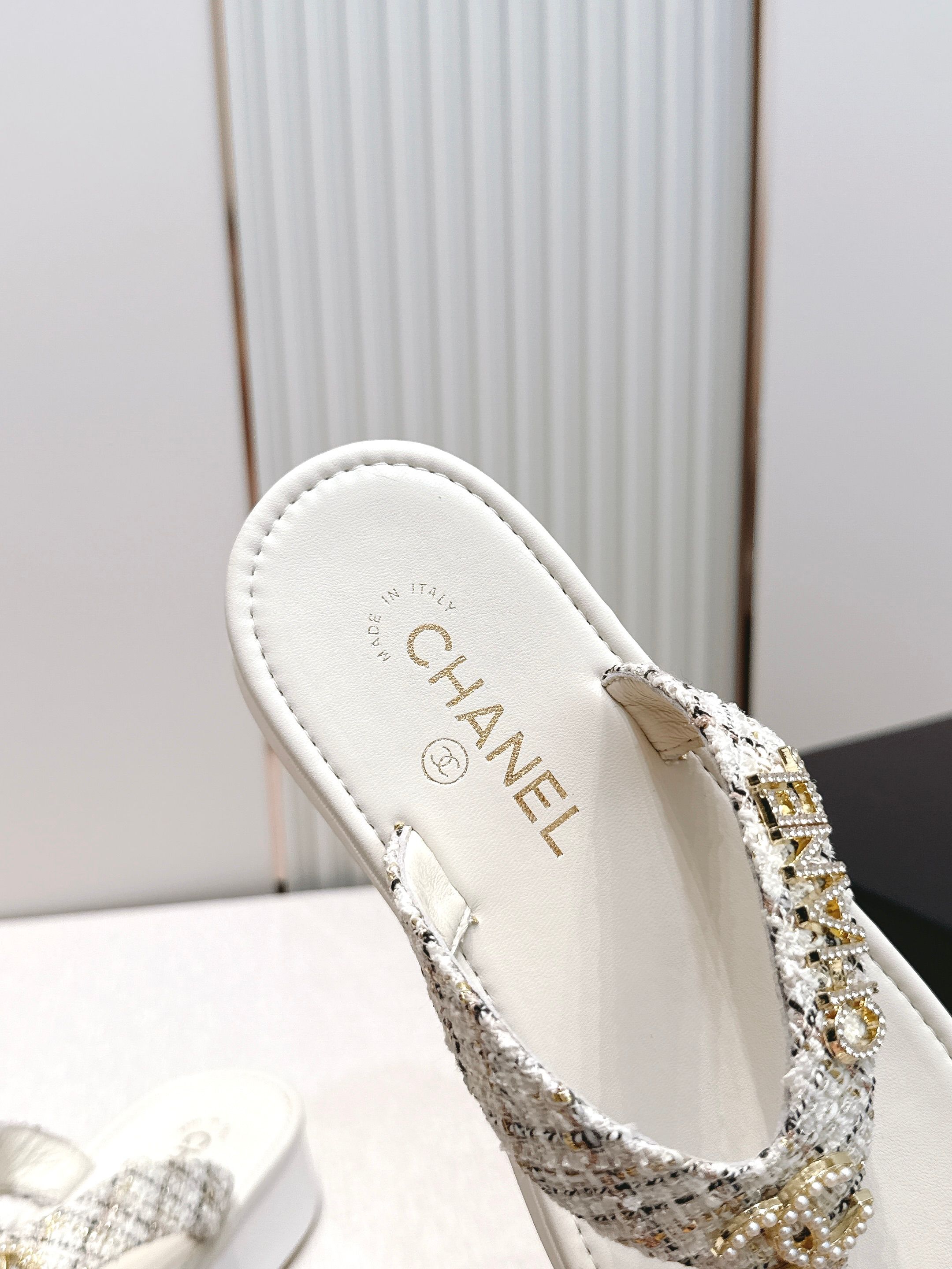 Chanel 香奈儿 2026夏季新款夹趾人字拖鞋系列 厚底休闲沙滩夹脚凉拖鞋小香夏日系列,设计简约大方 Chanel 香奈儿 2026夏季新款夹趾人字拖鞋系列 厚底休闲沙滩夹脚凉拖鞋小香夏日系列,设计简约大方