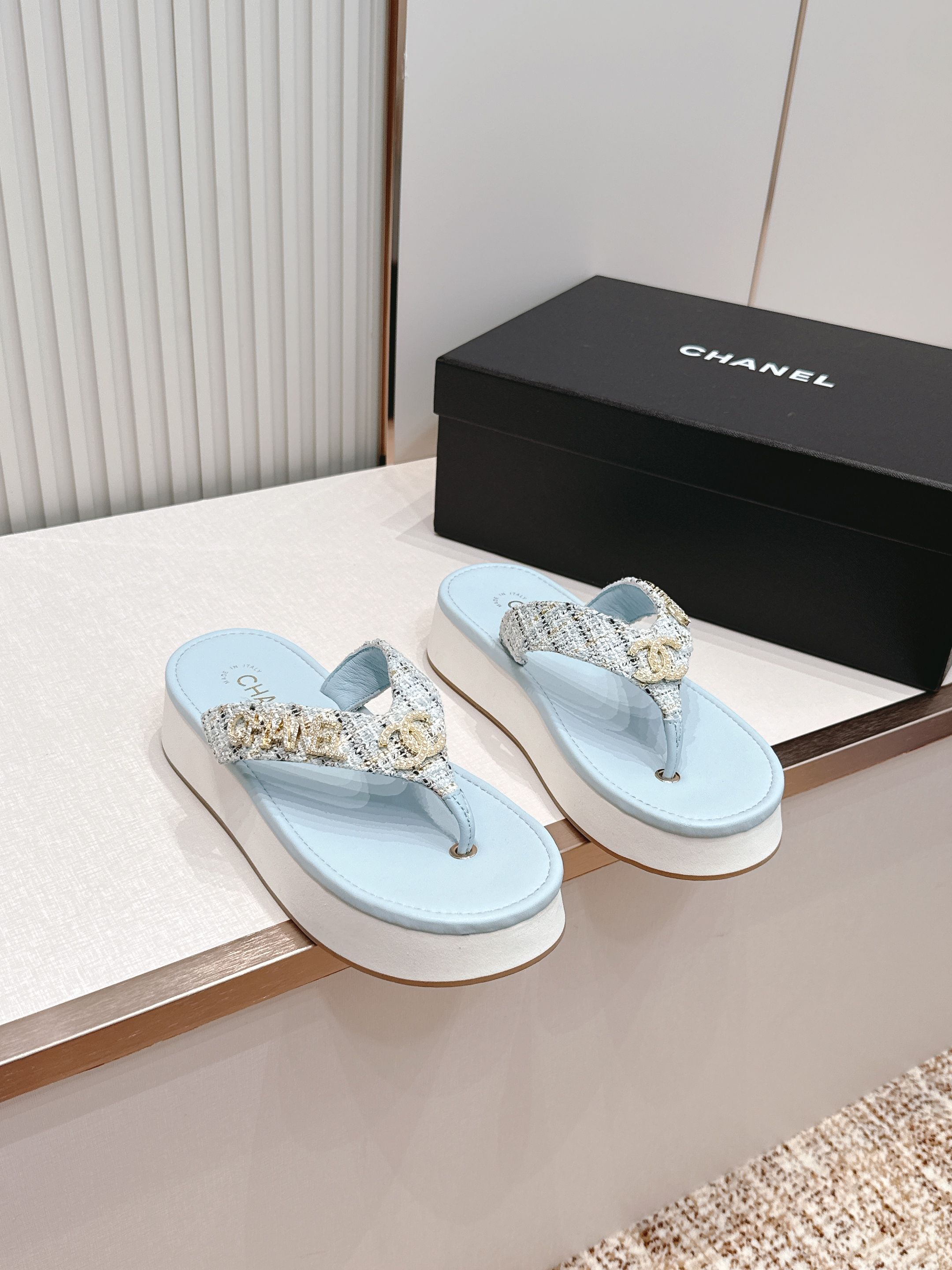 NO:819384,, Chanel Chanel 2026 new summer old flip-flops series, casual beach flip-flops, Xiaoxiang summer series, simple and elegant design, and super comfortable to wear, it is simply a must-have artifact for summer!  It goes well with any clothes and is a perfect fashion item!  Original cowhide upper, original sheepskin lining, Italian genuine leather outsole, size 35-39 (40.41 customized, non-refundable), split-toe shoes, chanel, chanel, slippers, cowhide, sheepskin, Leather soles19860909,Chanel 香奈儿 2026夏季新款老夹趾人字拖鞋系列 休闲沙滩夹脚凉拖鞋 小香夏日系列,设计简约大方,而且穿起来超级舒服,简直就是夏日必备神器！搭配任何衣服都毫不违和,妥妥的时尚单品！ 鞋面原版牛皮 内里原版羊皮 鞋底意大利真皮大底 码数35-39（40.41定制不退换）,分趾鞋,chanel,chanel,slippers,cowhide,sheepskin,Leather soles,Women's Shoes