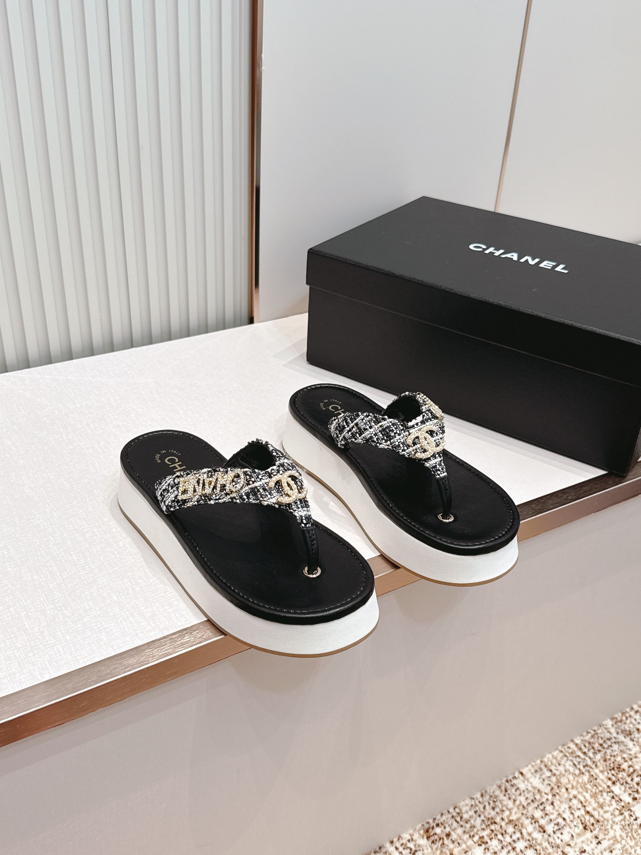 NO:816342,P Chanel 2026 new summer flip-flops series, thick-soled casual beach flip-flops, Xiaoxiang summer series, simple and elegant design, and super comfortable to wear, it is simply a must-have item for summer!  It goes well with any clothes and is a perfect fashion item!  Cowhide upper, sheepskin lining, genuine leather outsole, size 35-39 (40, 41, split-toe shoes, chanel, chanel, slippers, cowhide, sheepskin, Leather soles19860909P Chanel 香奈儿 2026夏季新款夹趾人字拖鞋系列 厚底休闲沙滩夹脚凉拖鞋 小香夏日系列,设计简约大方,而且穿起来超级舒服,简直就是夏日必备神器！搭配任何衣服都毫不违和,妥妥的时尚单品！ 鞋面牛皮 内里垫脚羊皮 鞋底真皮大底 码数35-39（40,41,分趾鞋,chanel,chanel,slippers,cowhide,sheepskin,Leather soles,Women's Shoes