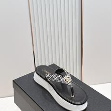 Chanel 香奈儿 2026夏季新款夹趾人字拖鞋系列 厚底休闲沙滩夹脚凉拖鞋小香夏日系列,设计简约大方 Chanel 香奈儿 2026夏季新款夹趾人字拖鞋系列 厚底休闲沙滩夹脚凉拖鞋小香夏日系列,设计简约大方