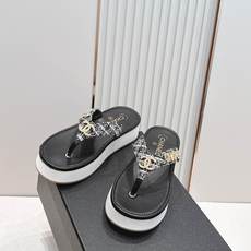 Chanel 香奈儿 2026夏季新款夹趾人字拖鞋系列 厚底休闲沙滩夹脚凉拖鞋小香夏日系列,设计简约大方 Chanel 香奈儿 2026夏季新款夹趾人字拖鞋系列 厚底休闲沙滩夹脚凉拖鞋小香夏日系列,设计简约大方