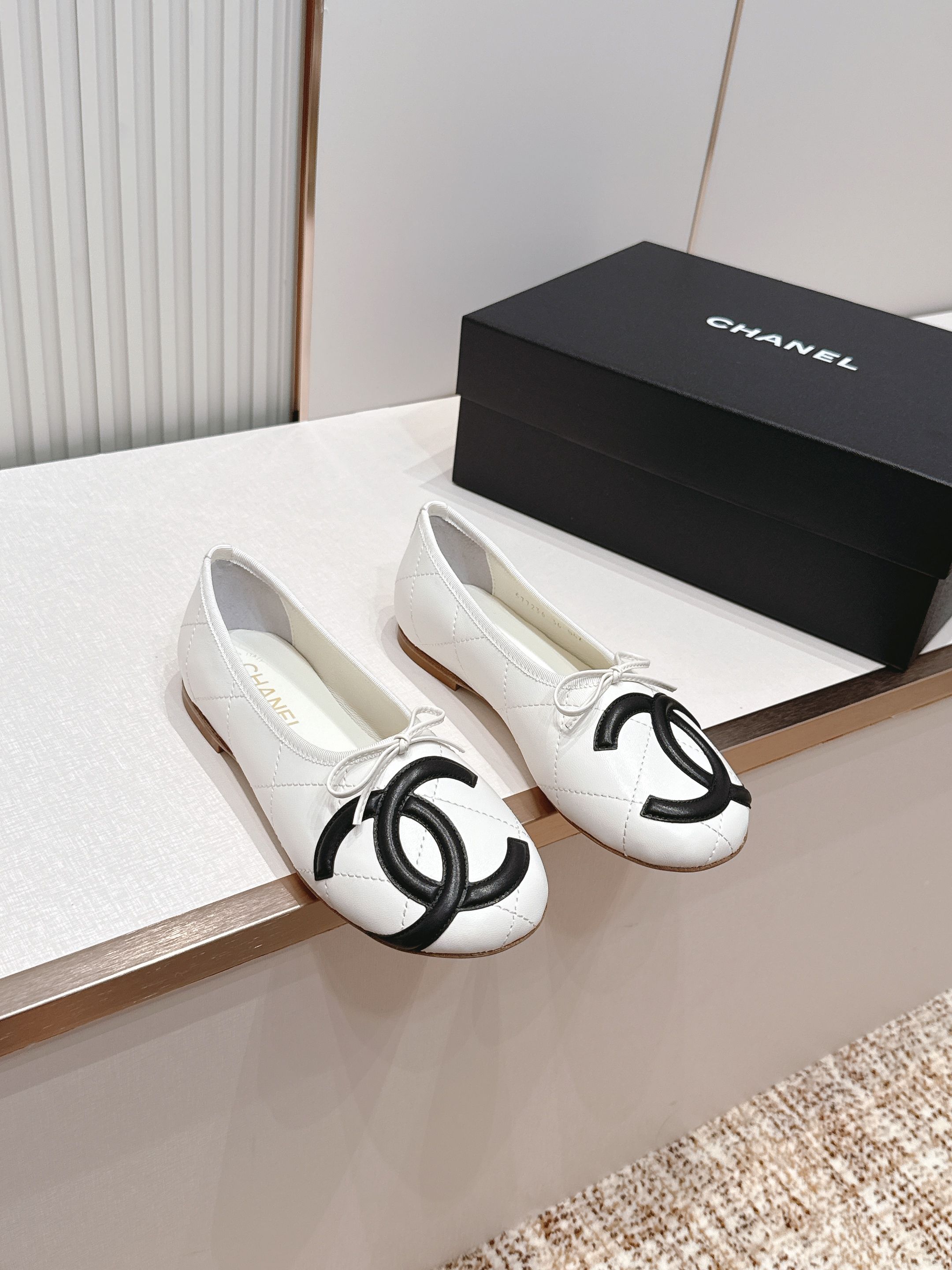 NO:875234,Chanel｜Chanel 26 Campanile Flat Ballet Shoes Classic ballet flat shoe design, made of soft lambskin, diamond stitching + black double C logo, perfect French elegance. Round toe + bow, retro and versatile, gentle color matching and temperament, easy to control for daily commuting or vacation. The sole is soft and comfortable for long walks. It is a fashionable item that is both practical and beautiful!  The upper sheepskin check pad shows off!  Sheepskin lining, Italian leather outsole, size 35-40 (40.41 customized), single shoes, chanel, chanel, flats, sheepskin, Leather soles19860909Chanel｜香奈儿26康鹏鞋 平底芭蕾舞鞋 经典芭蕾平底鞋设计,选用柔软小羊皮,菱格纹缝线+黑色双C标志,法式优雅满分.圆头+蝴蝶结,复古又百搭,拼色温柔显气质,日常通勤或度假都能轻松驾驭.鞋底柔软,长时间走路也很舒适,是实用与美貌兼具的时尚单品！ 鞋面羊皮格纹垫秀！ 内里羊皮 意大利真皮大底 码数35-40（40.41订做）,单鞋,chanel,chanel,flats,sheepskin,Leather soles,Women's Shoes