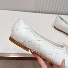 Chanel|香奈儿26康鹏鞋 平底芭蕾舞鞋 经典芭蕾平底鞋设计,选用柔软小羊皮,菱格纹缝线+黑色双 Chanel|香奈儿26康鹏鞋 平底芭蕾舞鞋 经典芭蕾平底鞋设计,选用柔软小羊皮,菱格纹缝线+黑色双