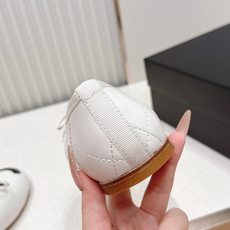 Chanel|香奈儿26康鹏鞋 平底芭蕾舞鞋 经典芭蕾平底鞋设计,选用柔软小羊皮,菱格纹缝线+黑色双 Chanel|香奈儿26康鹏鞋 平底芭蕾舞鞋 经典芭蕾平底鞋设计,选用柔软小羊皮,菱格纹缝线+黑色双