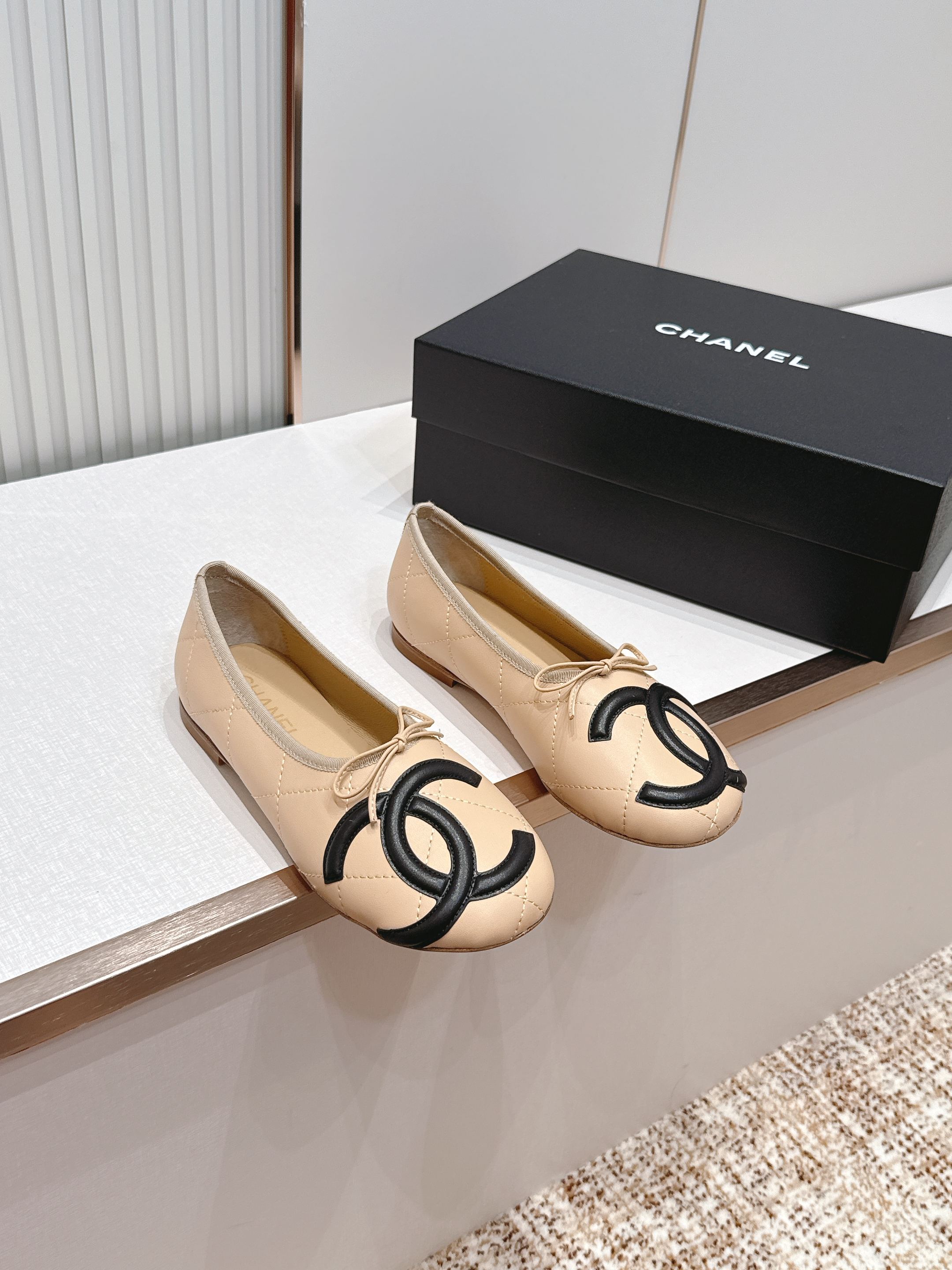 Chanel｜香奈儿26康鹏鞋​​ 平底芭蕾舞鞋 经典芭蕾平底鞋设计，选用柔软小羊皮，菱格纹缝线+黑色双