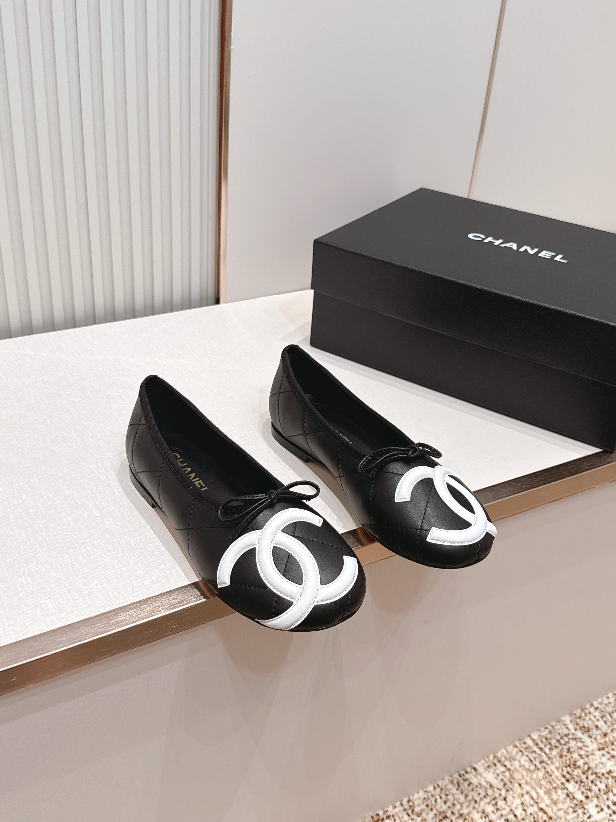NO:816407,Chanel｜Chanel 26 Campanile Flat Ballet Shoes Classic ballet flat shoe design, made of soft lambskin, diamond stitching + black double C logo, perfect French elegance. Round toe + bow, retro and versatile, gentle color matching and temperament, easy to control for daily commuting or vacation. The sole is soft and comfortable for long walks. It is a fashionable item that is both practical and beautiful!  The upper sheepskin check pad shows off!  Sheepskin lining, Italian leather outsole, size 35-40 (40.41 customized), single shoes, chanel, chanel, flats, sheepskin, Leather soles19860909Chanel｜香奈儿26康鹏鞋 平底芭蕾舞鞋 经典芭蕾平底鞋设计,选用柔软小羊皮,菱格纹缝线+黑色双C标志,法式优雅满分.圆头+蝴蝶结,复古又百搭,拼色温柔显气质,日常通勤或度假都能轻松驾驭.鞋底柔软,长时间走路也很舒适,是实用与美貌兼具的时尚单品！ 鞋面羊皮格纹垫秀！ 内里羊皮 意大利真皮大底 码数35-40（40.41订做）,单鞋,chanel,chanel,flats,sheepskin,Leather soles,Women's Shoes
