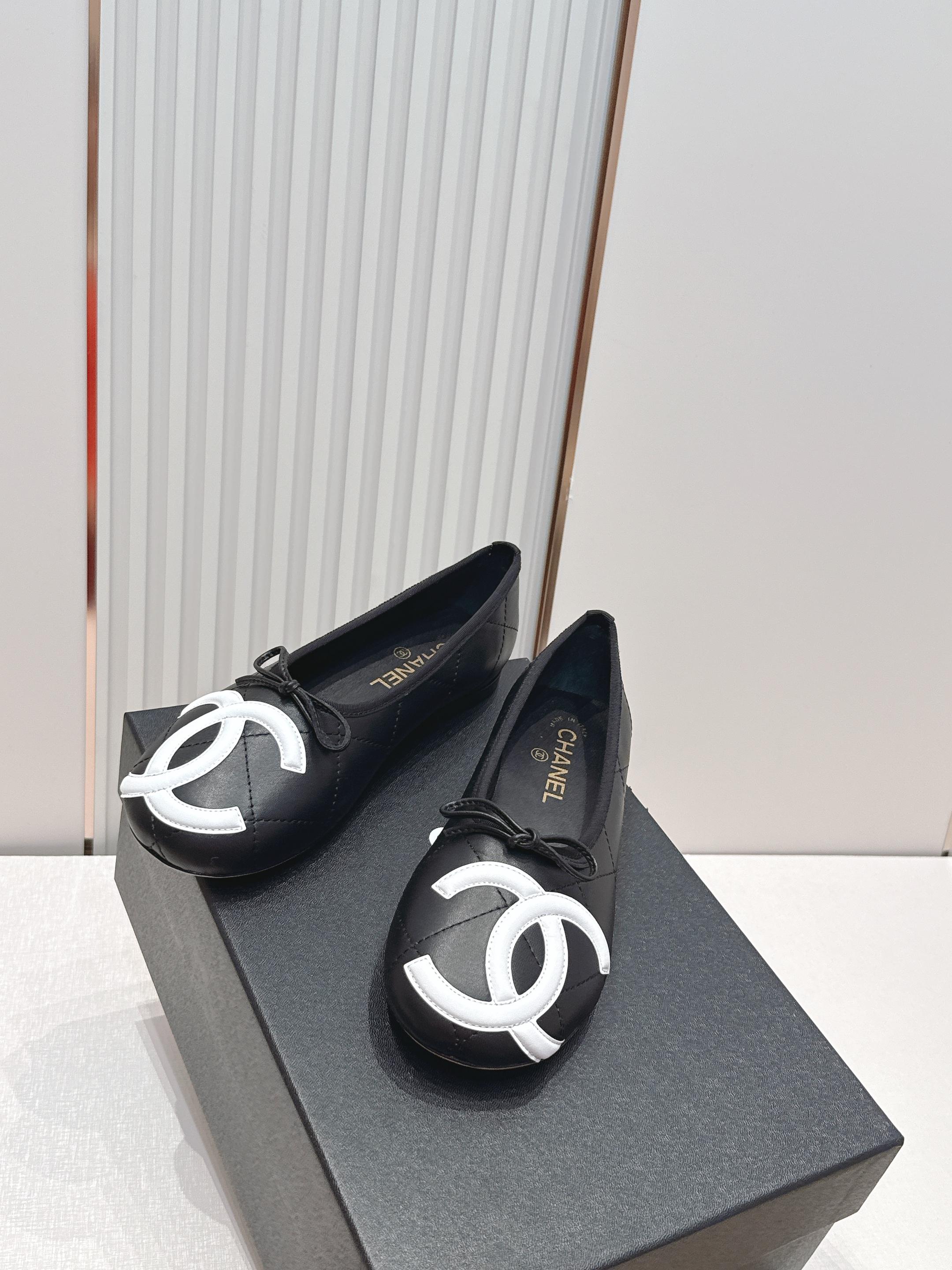 Chanel｜香奈儿26康鹏鞋​​ 平底芭蕾舞鞋 经典芭蕾平底鞋设计，选用柔软小羊皮，菱格纹缝线+黑色双
