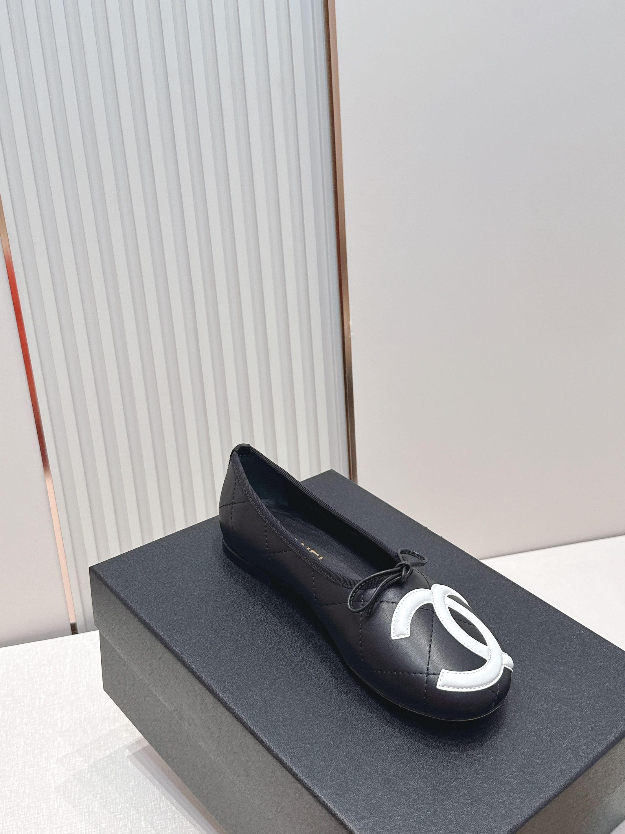 Chanel｜香奈儿26康鹏鞋​​ 平底芭蕾舞鞋 经典芭蕾平底鞋设计，选用柔软小羊皮，菱格纹缝线+黑色双