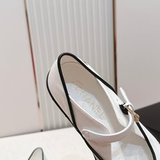 香奈儿Chanel春夏最新款Coco Beach系列玛丽珍平底鞋超多明星网红种草 鞋头采用黑色橡胶材质 香奈儿Chanel春夏最新款Coco Beach系列玛丽珍平底鞋超多明星网红种草 鞋头采用黑色橡胶材质