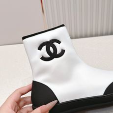 CHANEL 香奈儿26s春夏最新弹力靴圆头弹力短靴女士钟爱简约又难以抗拒系 搭配展现与众不同的穿搭风格 CHANEL 香奈儿26s春夏最新弹力靴圆头弹力短靴女士钟爱简约又难以抗拒系 搭配展现与众不同的穿搭风格