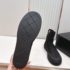 CHANEL 香奈儿26s春夏最新弹力靴圆头弹力短靴女士钟爱简约又难以抗拒系 搭配展现与众不同的穿搭风格 CHANEL 香奈儿26s春夏最新弹力靴圆头弹力短靴女士钟爱简约又难以抗拒系 搭配展现与众不同的穿搭风格