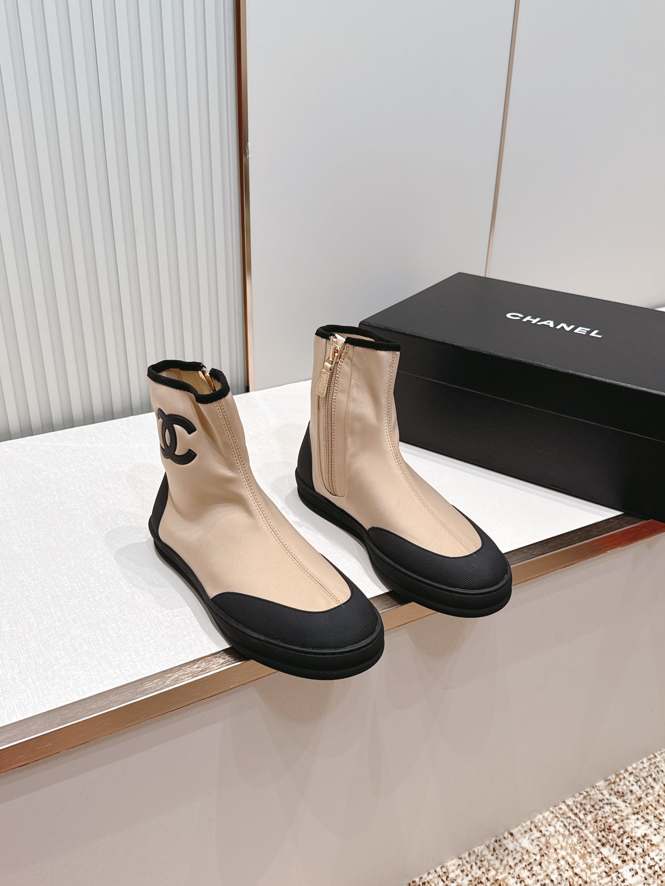 NO:816385,CHANEL Chanel 26s spring and summer latest elastic boots round-toe elastic short boots. Women love simple and irresistible style. The combination shows a unique dressing style. Free mix and match to shine in place and follow the fashionable steps of grandma!  !  !  The top-notch craftsmanship and texture are perfectly presented. No matter any details, you can compare them with the counters. You can enter and exit the counters at will with the best quality products!  !  Fabric: Original customized stretch Lycra Lining: Original customized stretch Lycra Foot: Original customized sheepskin Outsole: Original open-molded TPU molded sole Heel height: 3cm Size: 35-39 (40.41 customization is non-returnable, boots, chanel, chanel, boots, sheepskin19860909CHANEL 香奈儿26s春夏最新弹力靴圆头弹力短靴 女士钟爱简约又难以抗拒系 搭配展现与众不同的穿搭风格、自由混搭闪耀到位跟紧香奶奶时尚步伐！！！顶级工艺质感完美呈现,无论任何细节均可对比专柜,最好级别的顶级货,随意进出专柜！！面料: 原版定制弹力莱卡 内里: 原版定制弹力莱卡 垫脚: 原版定制羊皮 大底: 原版开模TPU成型底 跟高: 3cm 码数: 35-39（40.41定制不退换,靴子,chanel,chanel,boots,sheepskin,Women's Shoes