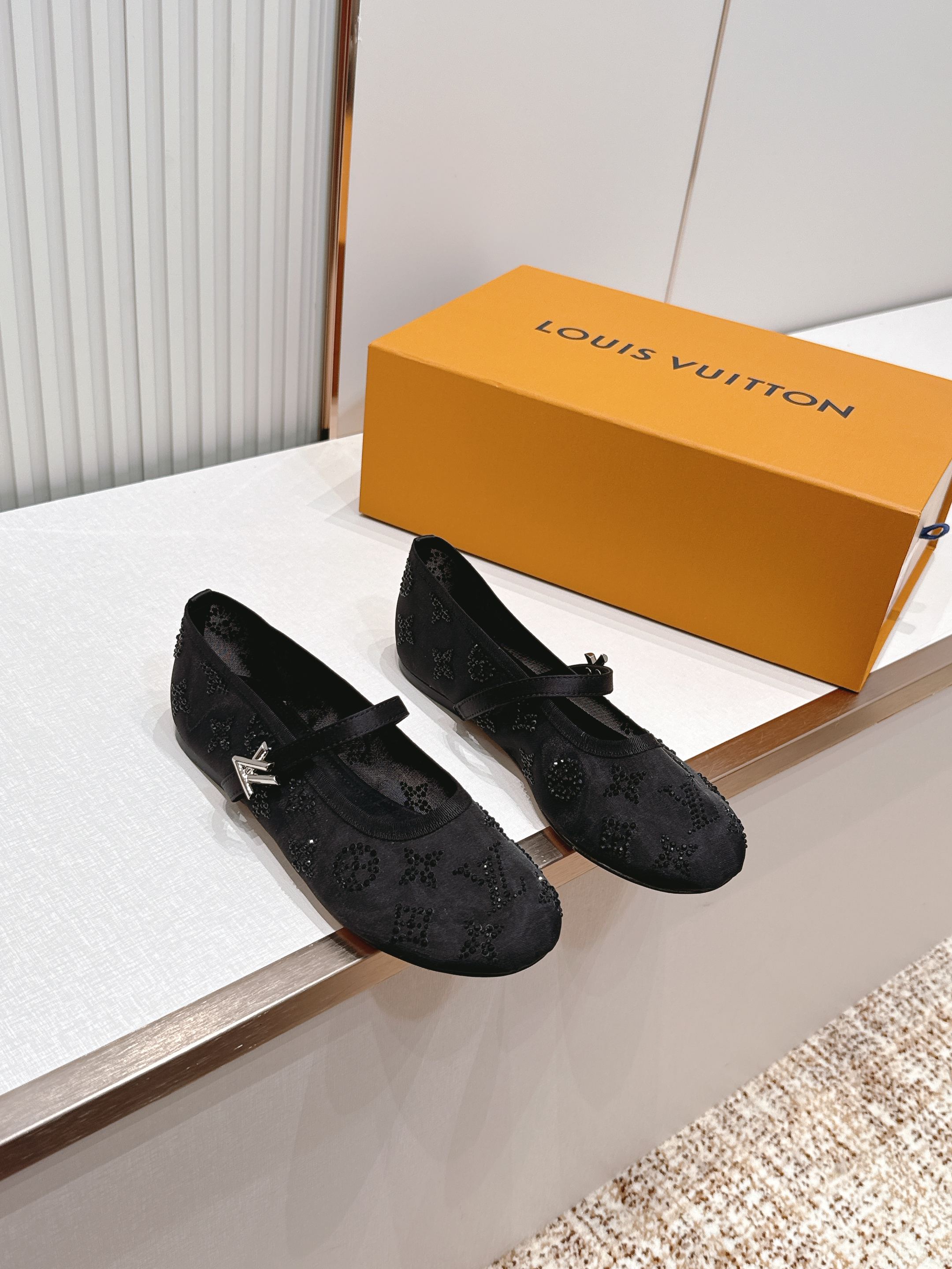 NO:819356,, LV Donkey brand 26 new single shoes Mary Jane ballet shoes series ---- Mesh rhinestone surface, last shape, versatile and slim feet yyds. Three-dimensional and full shape, comfortable on the feet, full of aura, original material design style, old pattern, high-end and elegant, perfect details, dazzling and trendy. Mesh rhinestone surface on the upper, customized sheepskin lining on the inside, Italian genuine leather outsole, Size35-40 (41.42 customized, non-returnable), ballet shoes, louis  vuitton,louis vuitton,mary jane,sheepskin,Leather soles19860909,LV 驴牌26新款单鞋玛丽珍芭蕾舞鞋系列----网纱水钻面 楦型百搭瘦脚yyds.造型立体饱满,上脚舒适 气场十足,对原版材质 设计风格 老花面 高级又优雅,细节完美 炫 潮. 鞋面网纱水钻面 内里定制羊皮里 大底意大利真皮大底 Size35-40（41.42定制不退换）,芭蕾舞鞋,louis vuitton,louis vuitton,mary jane,sheepskin,Leather soles,Women's Shoes