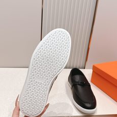 顶版 男士+10情侣款 Hermes 爱马仕2026 新款老钱风kelly扣休闲鞋工艺极致,同步专柜上新 顶版 男士+10情侣款 Hermes 爱马仕2026 新款老钱风kelly扣休闲鞋工艺极致,同步专柜上新