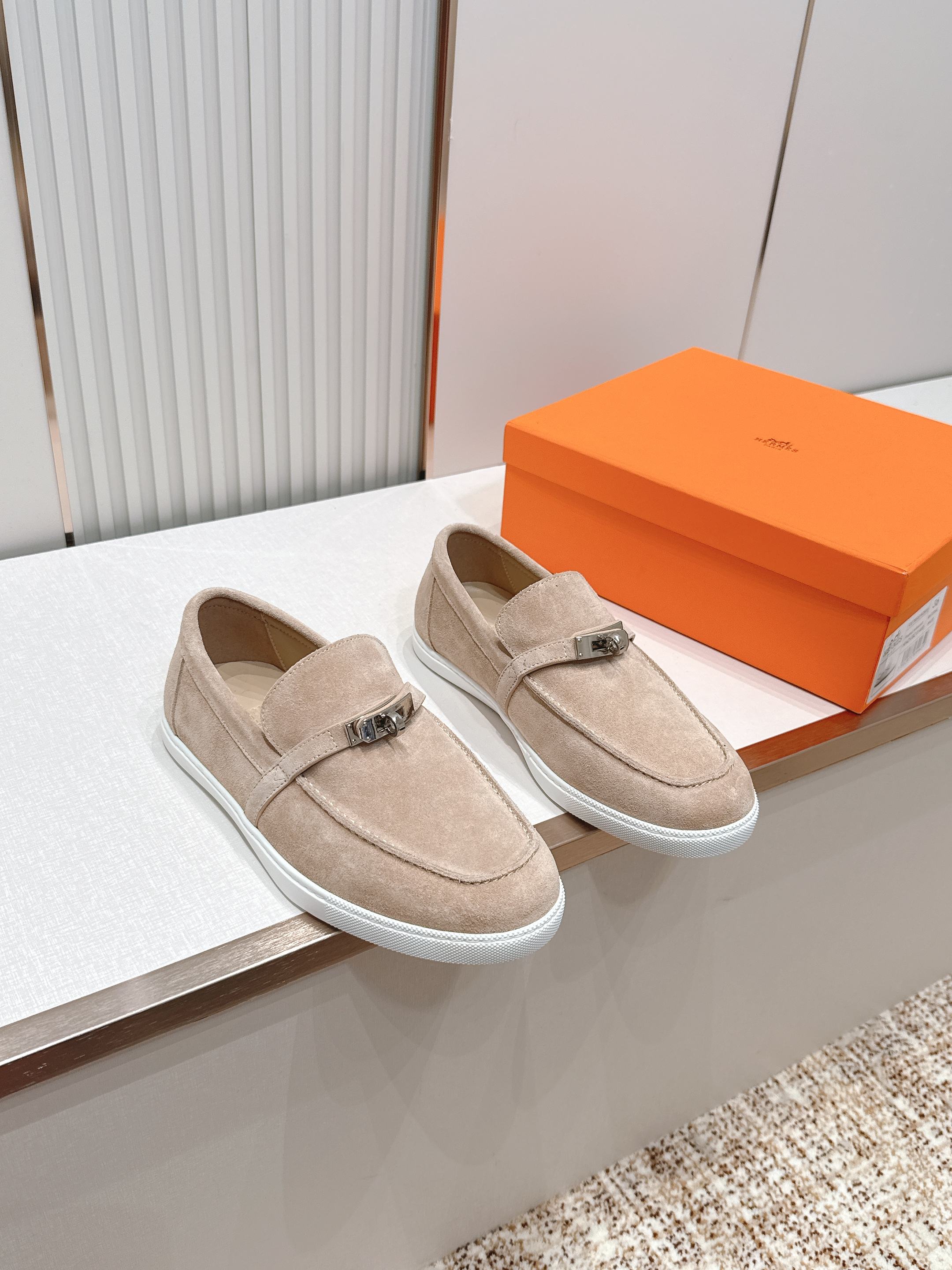 NO:819350,Top Edition Women's Style Men's Style Couple Style Hermes 2026 new old money style kelly buckle casual shoes with ultimate craftsmanship and new ones at the counter at the same time. Every detail of the shoes is made with special care and is quite eye-catching. The elegant splicing elements highlight the good temperament!  The classic version is upgraded with exquisite color matching, adding a casual atmosphere, and exquisite lines, which can better reflect the family-style design language. Interspersed with exquisite lines, it perfectly fits the foot shape, naturally outlines the fashionable outline, achieves a visual impact, and fully interprets a different sports style!  Fabric imported cowhide/cow velvet, cowhide lining for feet, outsole original molded non-slip wear-resistant outsole, size women's size 35-40/men's size 39-45, loafers, hermes, hermes, loafers, cowhide19860909顶版 女款 男款情侣款 Hermes 爱马仕2026 新款老钱风kelly扣休闲鞋 工艺极致,同步专柜上新.鞋子每个一个细节都特别用心,相当惹眼,雅致的拼接元素,凸显不俗的气质！ 经典版型升级 精致配色,增添休闲的气息,精致的线条,无形之中能够更好体现出家族式的设计语言,穿插精致的线条 完美契合脚型,自然的勾勒出时尚的轮廓,达到视觉上的冲击效果,充分演绎不一样的运动风格！ 面料进口牛皮/牛绒 内里牛皮垫脚 大底原版开模防滑耐磨大底 码数女码35-40/男码39-45,乐福鞋,hermes,hermes,loafers,cowhide,Women's Shoes