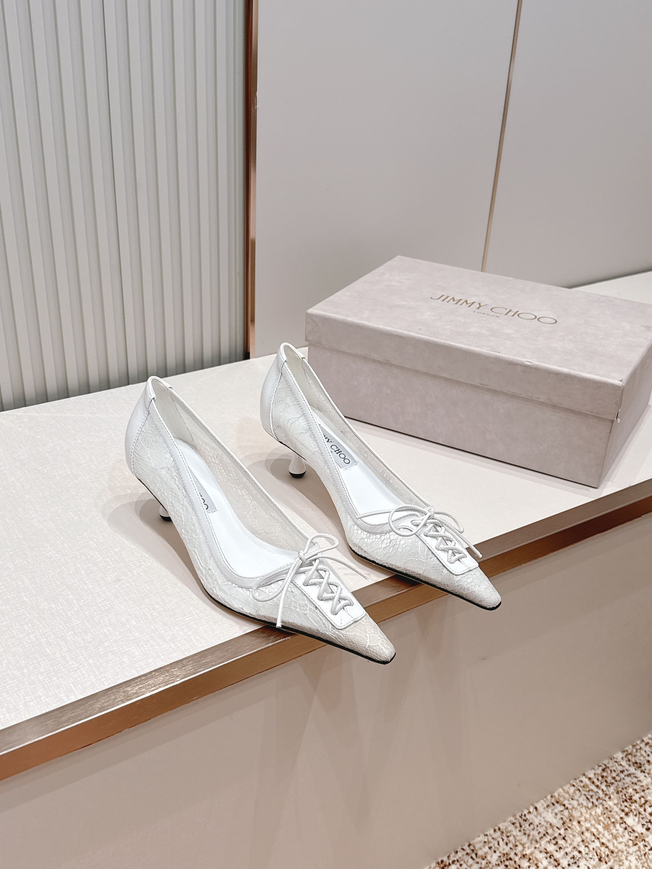 Jimmy Choo 蕾丝系带高跟鞋 Jimmy Choo蕾丝拼接高跟鞋，尖头设计+细高跟，优雅又性感✨