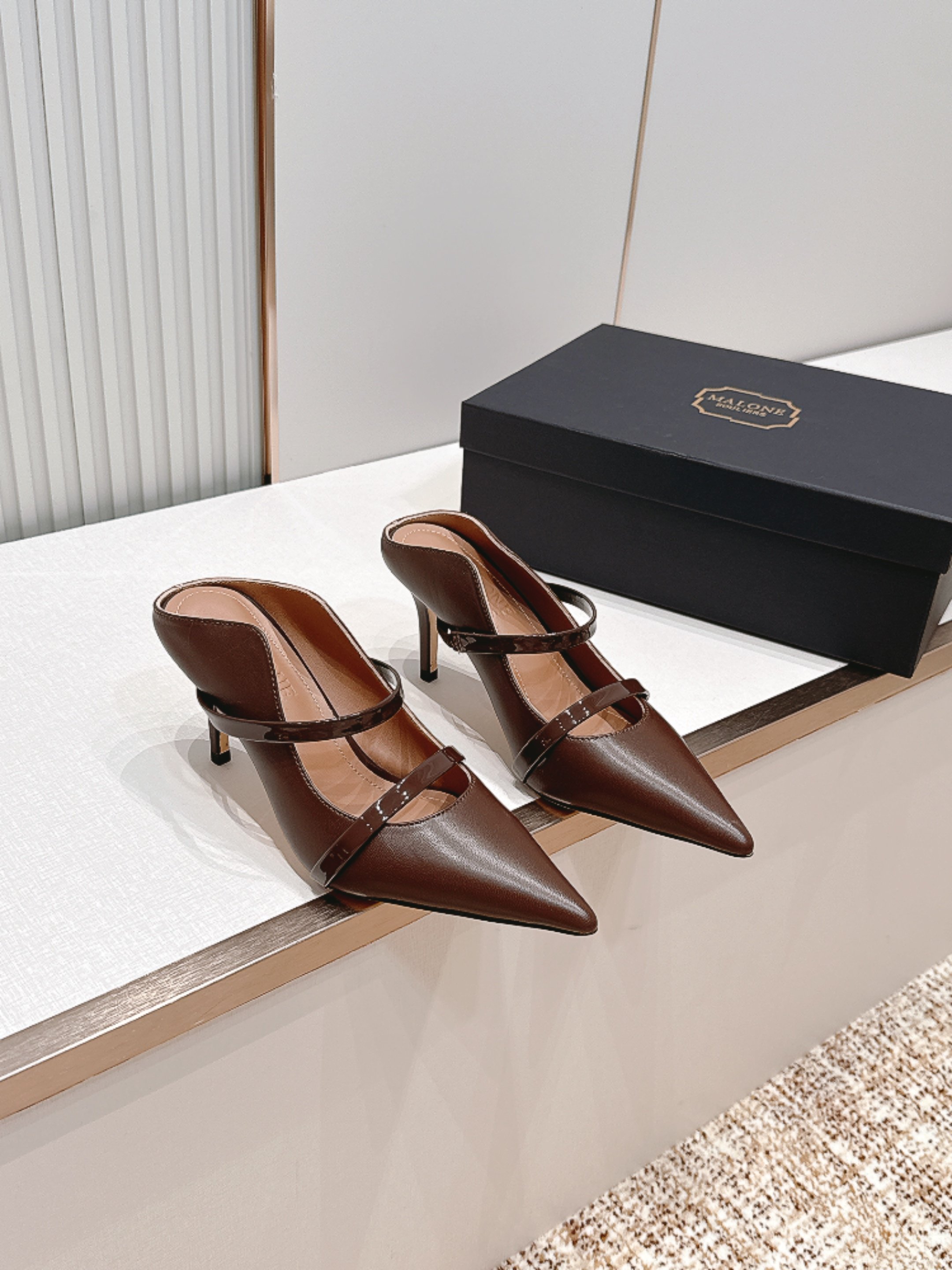 Malone Souliers 尖头高跟凉鞋 这鞋型绝了！ 穿上就是腿精本精！设计感拉满～采用光滑牛皮，