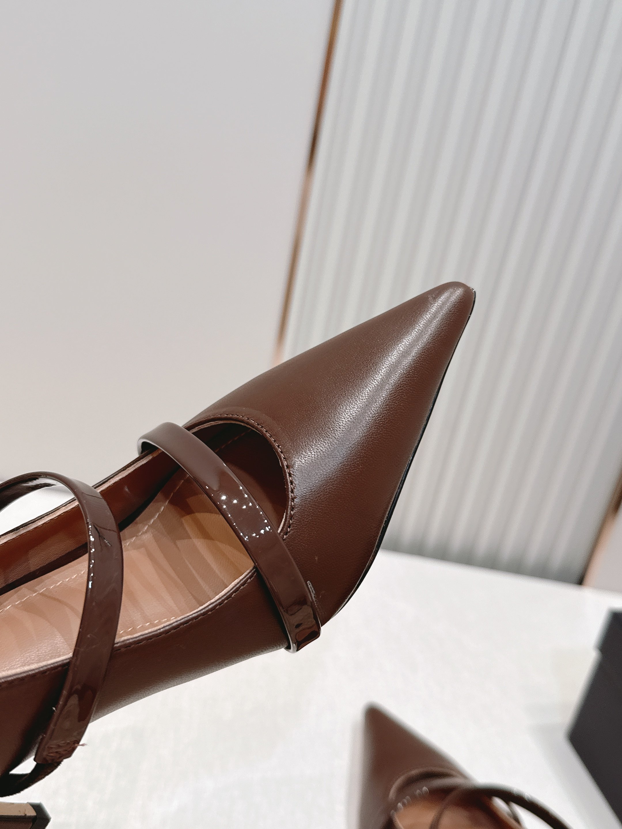 Malone Souliers 尖头高跟凉鞋 这鞋型绝了! 穿上就是腿精本精!设计感拉满~采用光滑牛皮, Malone Souliers 尖头高跟凉鞋 这鞋型绝了! 穿上就是腿精本精!设计感拉满~采用光滑牛皮,
