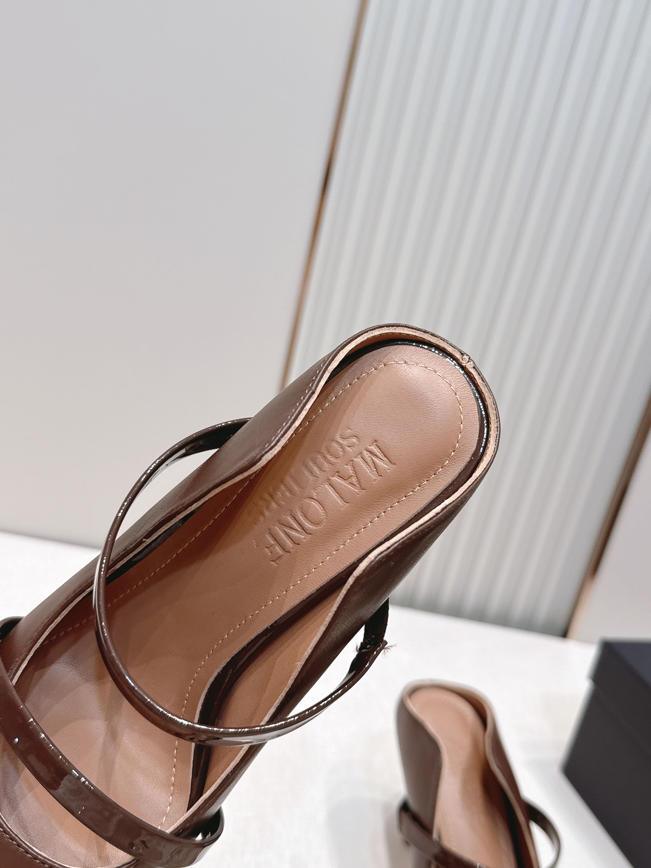 Malone Souliers 尖头高跟凉鞋 这鞋型绝了! 穿上就是腿精本精!设计感拉满~采用光滑牛皮, Malone Souliers 尖头高跟凉鞋 这鞋型绝了! 穿上就是腿精本精!设计感拉满~采用光滑牛皮,
