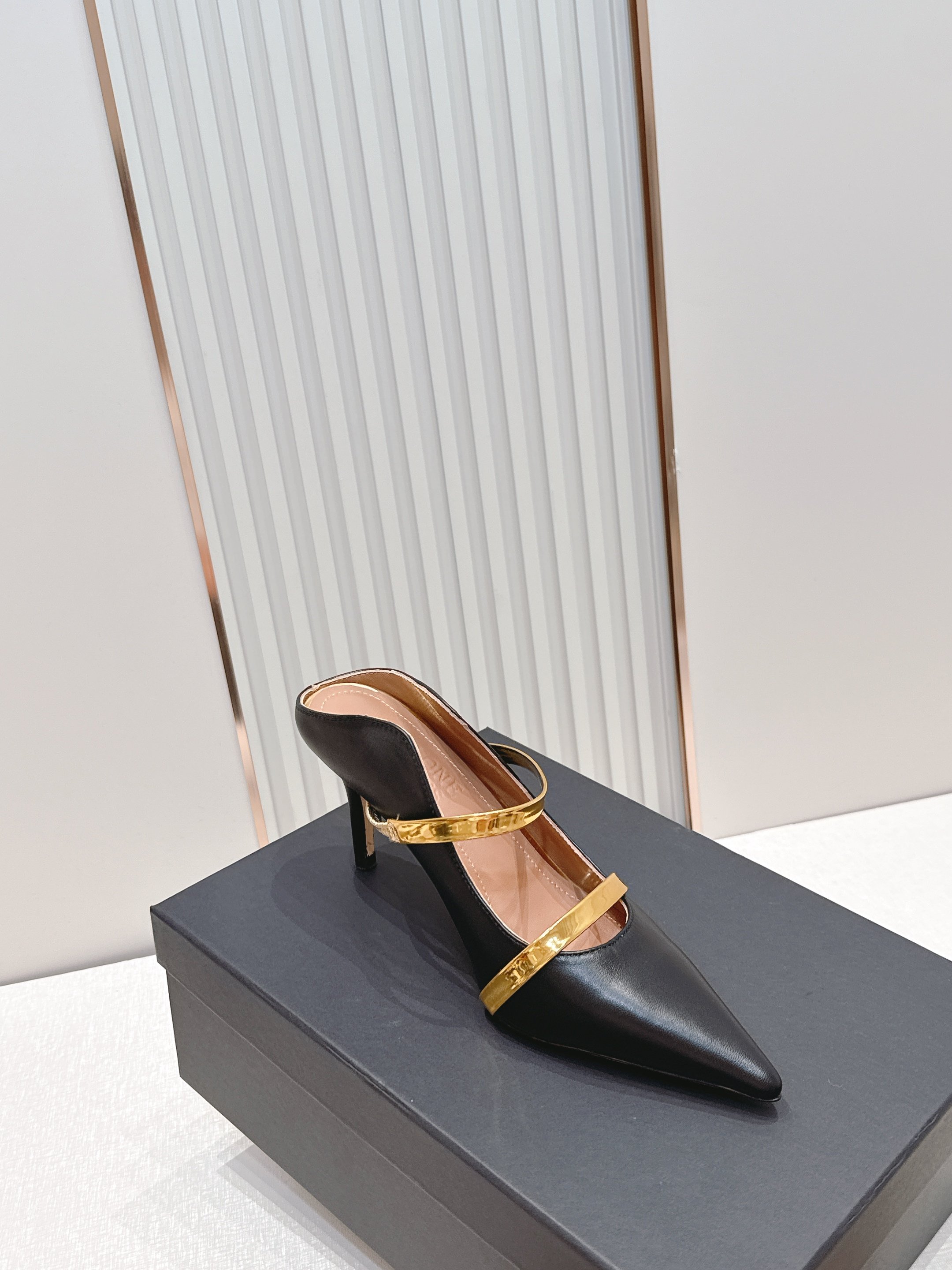 Malone Souliers 尖头高跟凉鞋 这鞋型绝了！ 穿上就是腿精本精！设计感拉满～采用光滑牛皮，