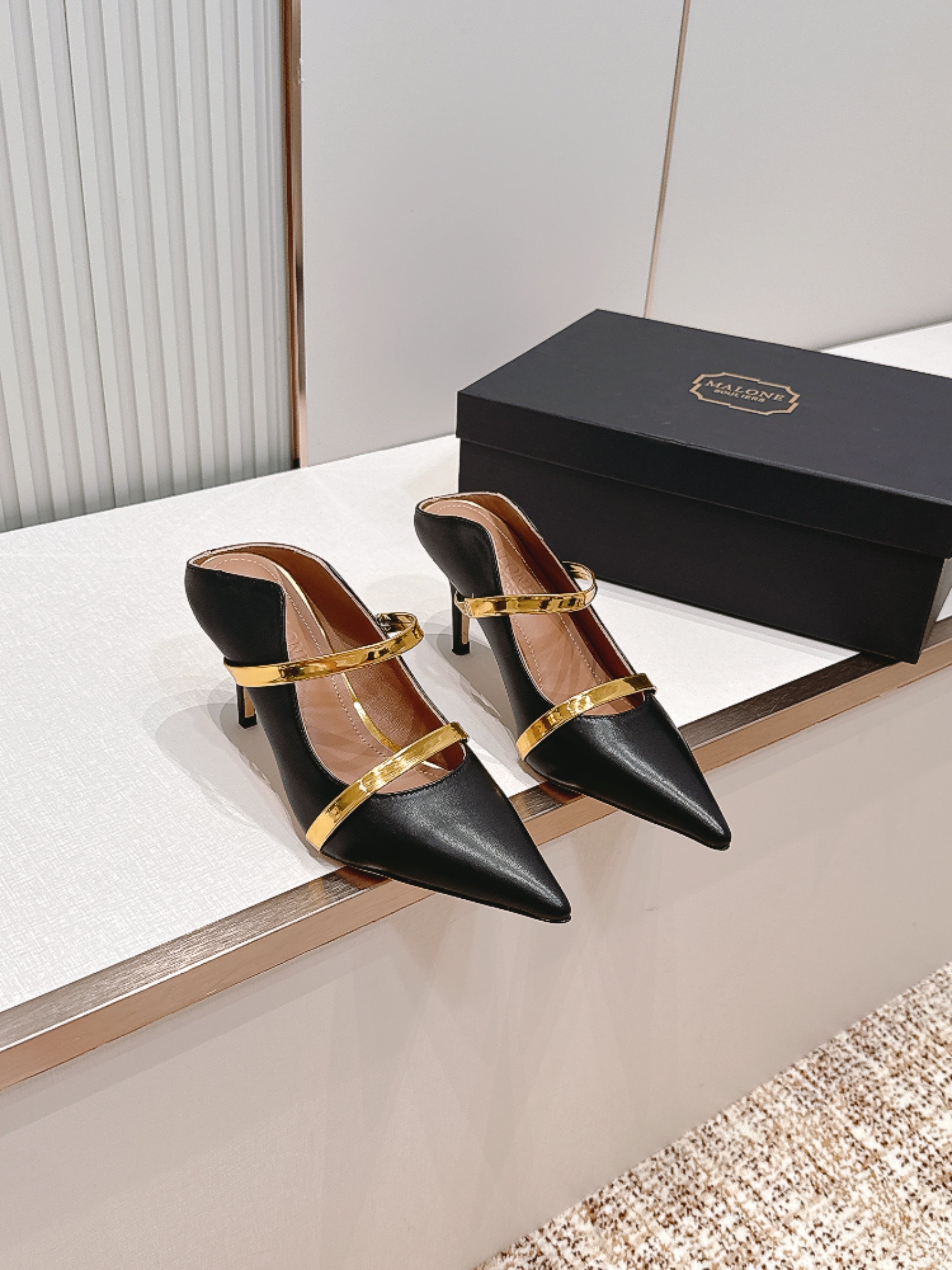 Malone Souliers 尖头高跟凉鞋 这鞋型绝了！ 穿上就是腿精本精！设计感拉满～采用光滑牛皮，