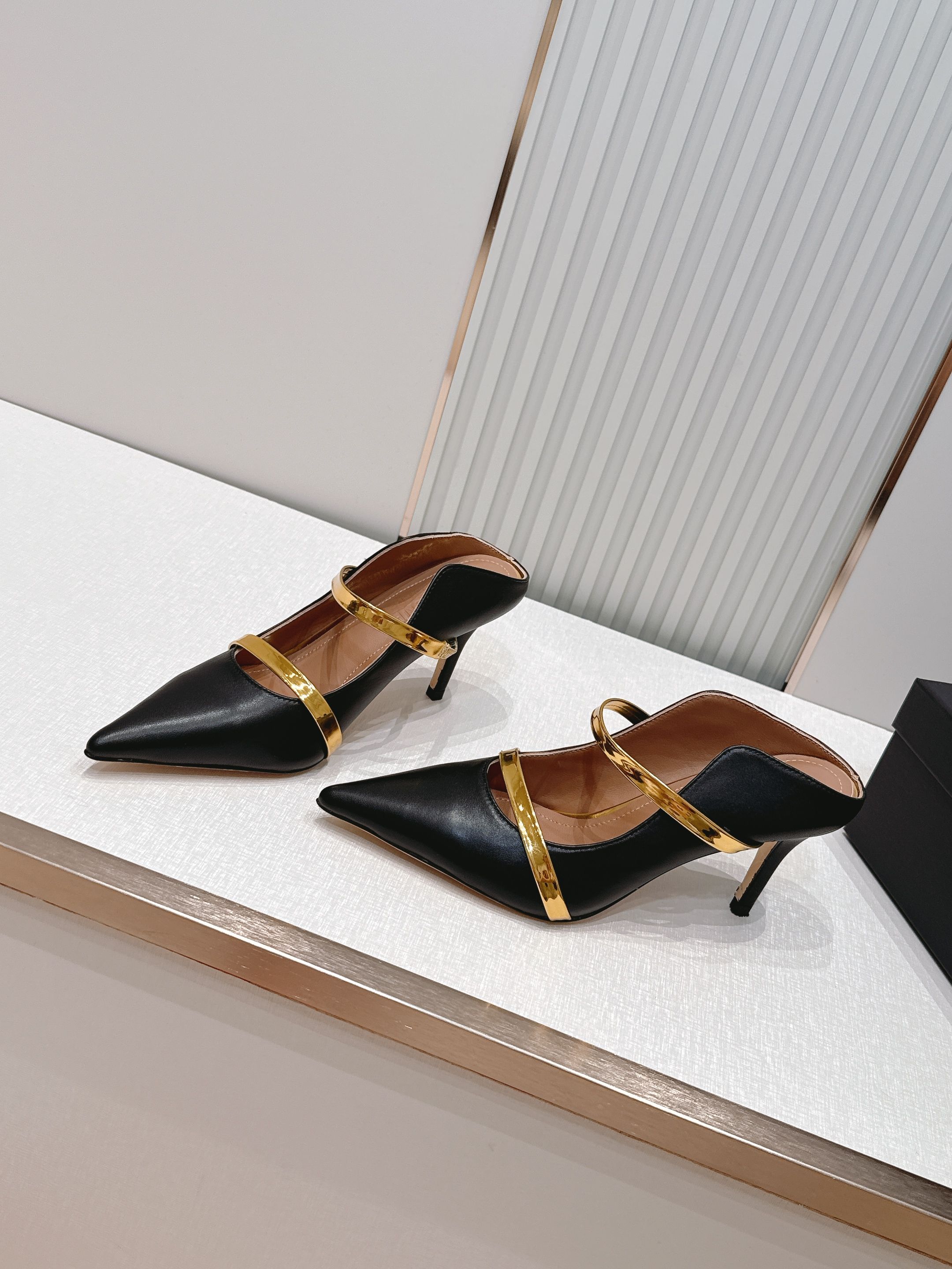 Malone Souliers 尖头高跟凉鞋 这鞋型绝了！ 穿上就是腿精本精！设计感拉满～采用光滑牛皮，