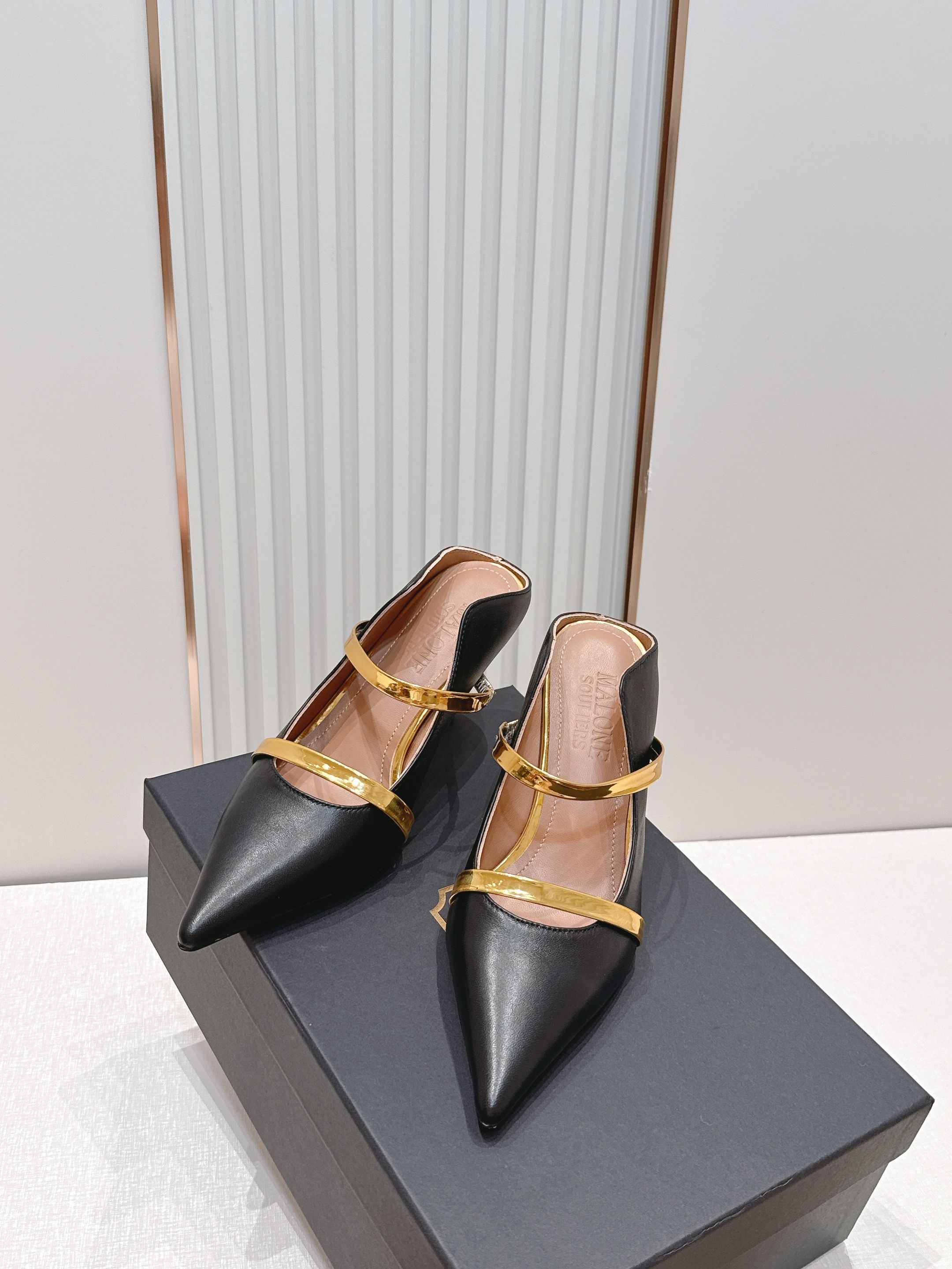 Malone Souliers 尖头高跟凉鞋 这鞋型绝了！ 穿上就是腿精本精！设计感拉满～采用光滑牛皮，