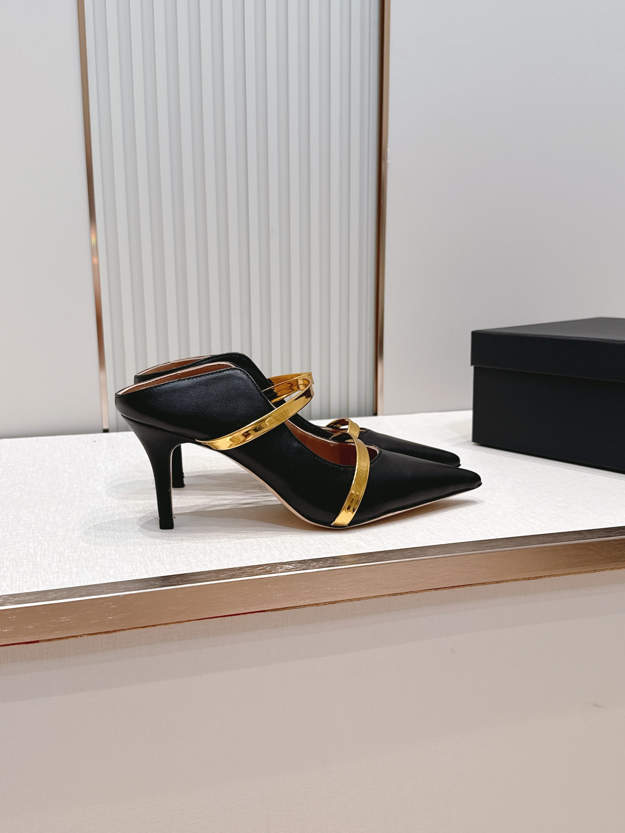 Malone Souliers 尖头高跟凉鞋 这鞋型绝了！ 穿上就是腿精本精！设计感拉满～采用光滑牛皮，