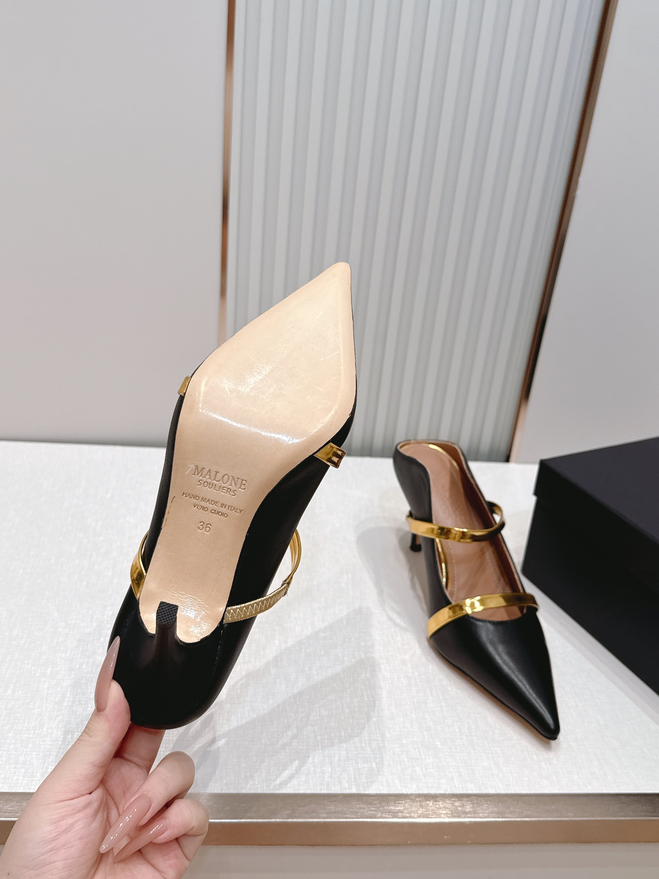 Malone Souliers 尖头高跟凉鞋 这鞋型绝了！ 穿上就是腿精本精！设计感拉满～采用光滑牛皮，