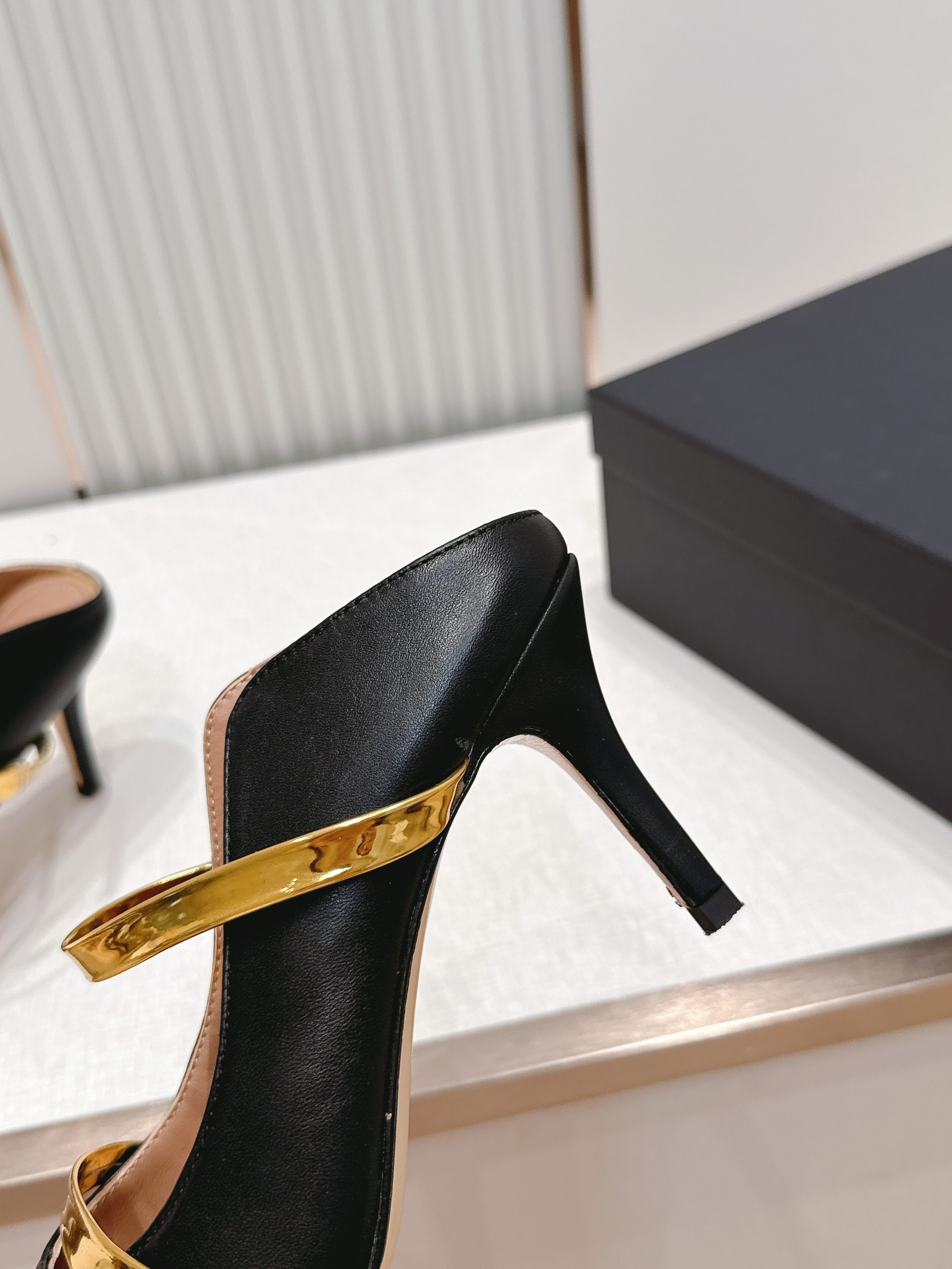 Malone Souliers 尖头高跟凉鞋 这鞋型绝了！ 穿上就是腿精本精！设计感拉满～采用光滑牛皮，