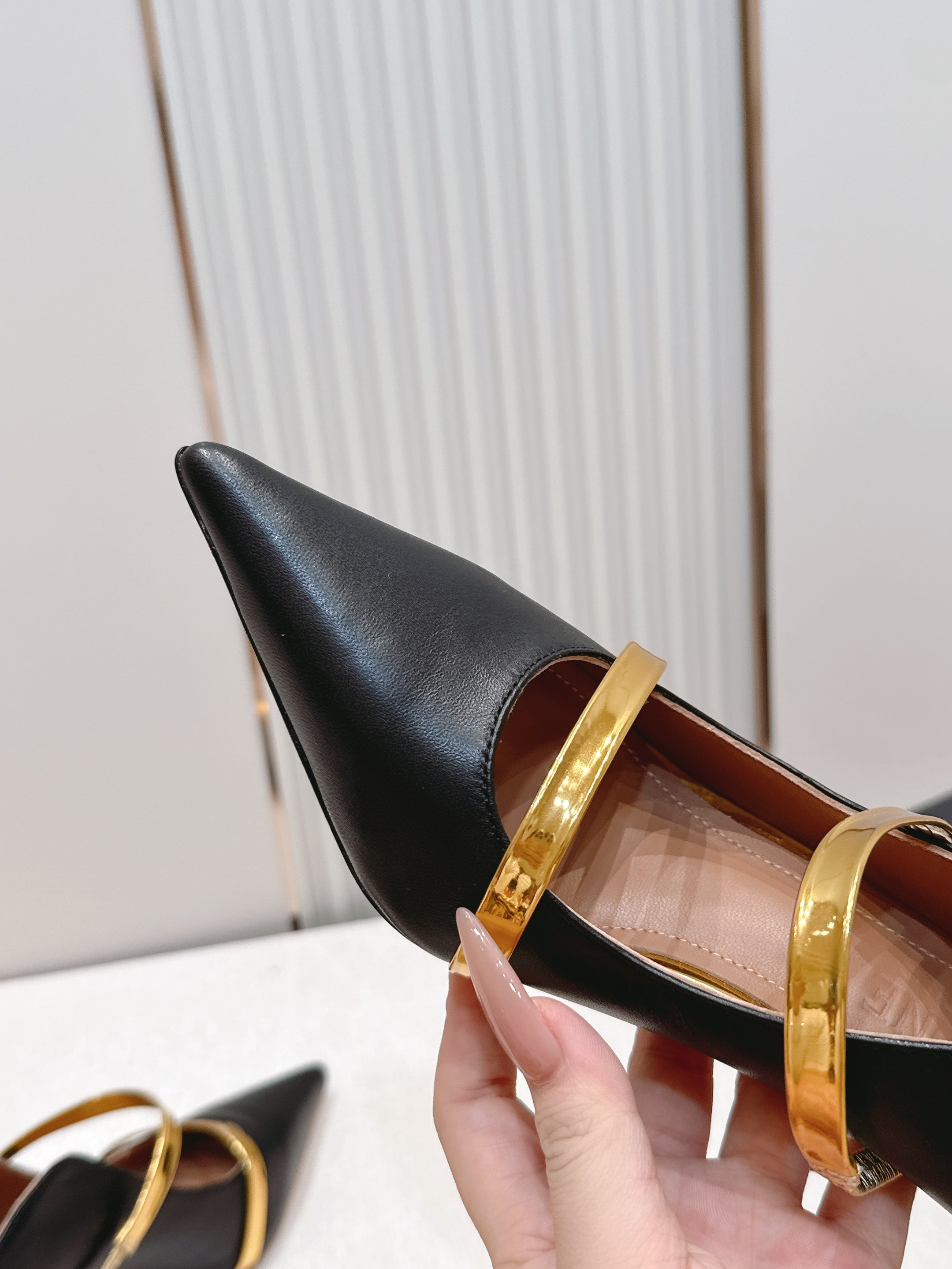 Malone Souliers 尖头高跟凉鞋 这鞋型绝了！ 穿上就是腿精本精！设计感拉满～采用光滑牛皮，