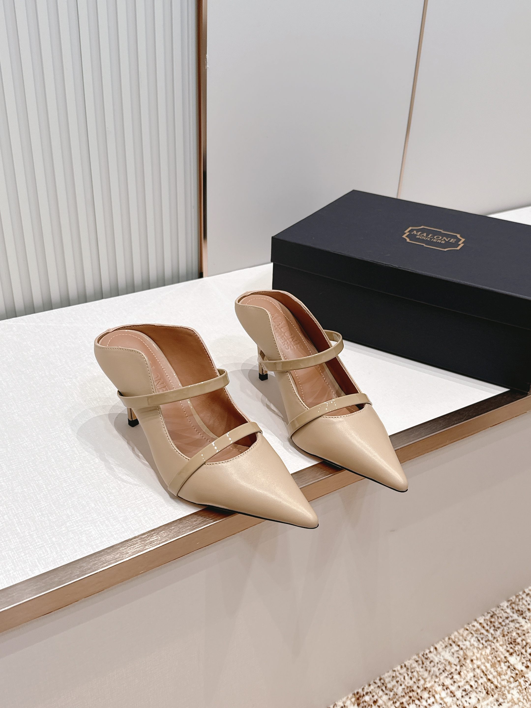 Malone Souliers 尖头高跟凉鞋 这鞋型绝了！ 穿上就是腿精本精！设计感拉满～采用光滑牛皮，