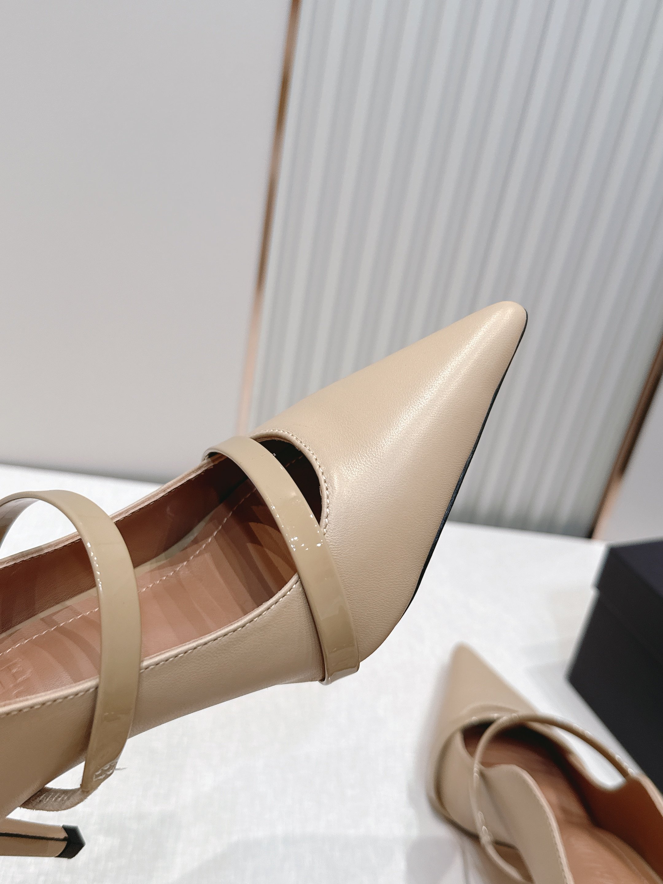 Malone Souliers 尖头高跟凉鞋 这鞋型绝了! 穿上就是腿精本精!设计感拉满~采用光滑牛皮, Malone Souliers 尖头高跟凉鞋 这鞋型绝了! 穿上就是腿精本精!设计感拉满~采用光滑牛皮,