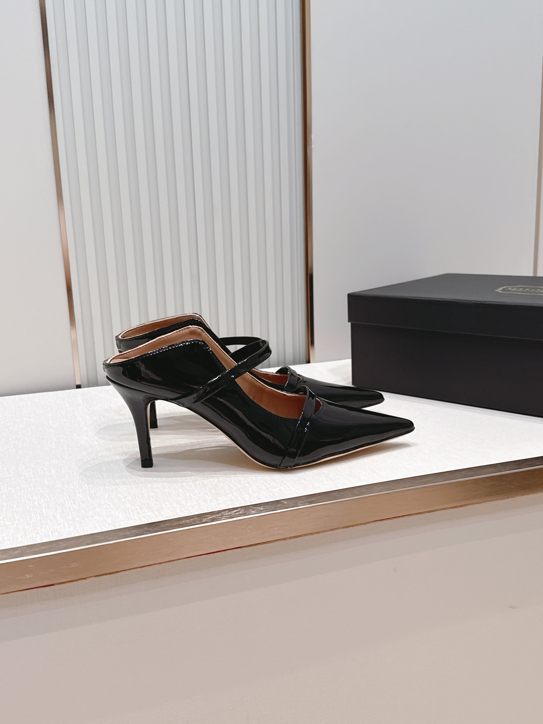 Malone Souliers 尖头高跟凉鞋 这鞋型绝了！ 穿上就是腿精本精！设计感拉满～采用光滑牛皮，