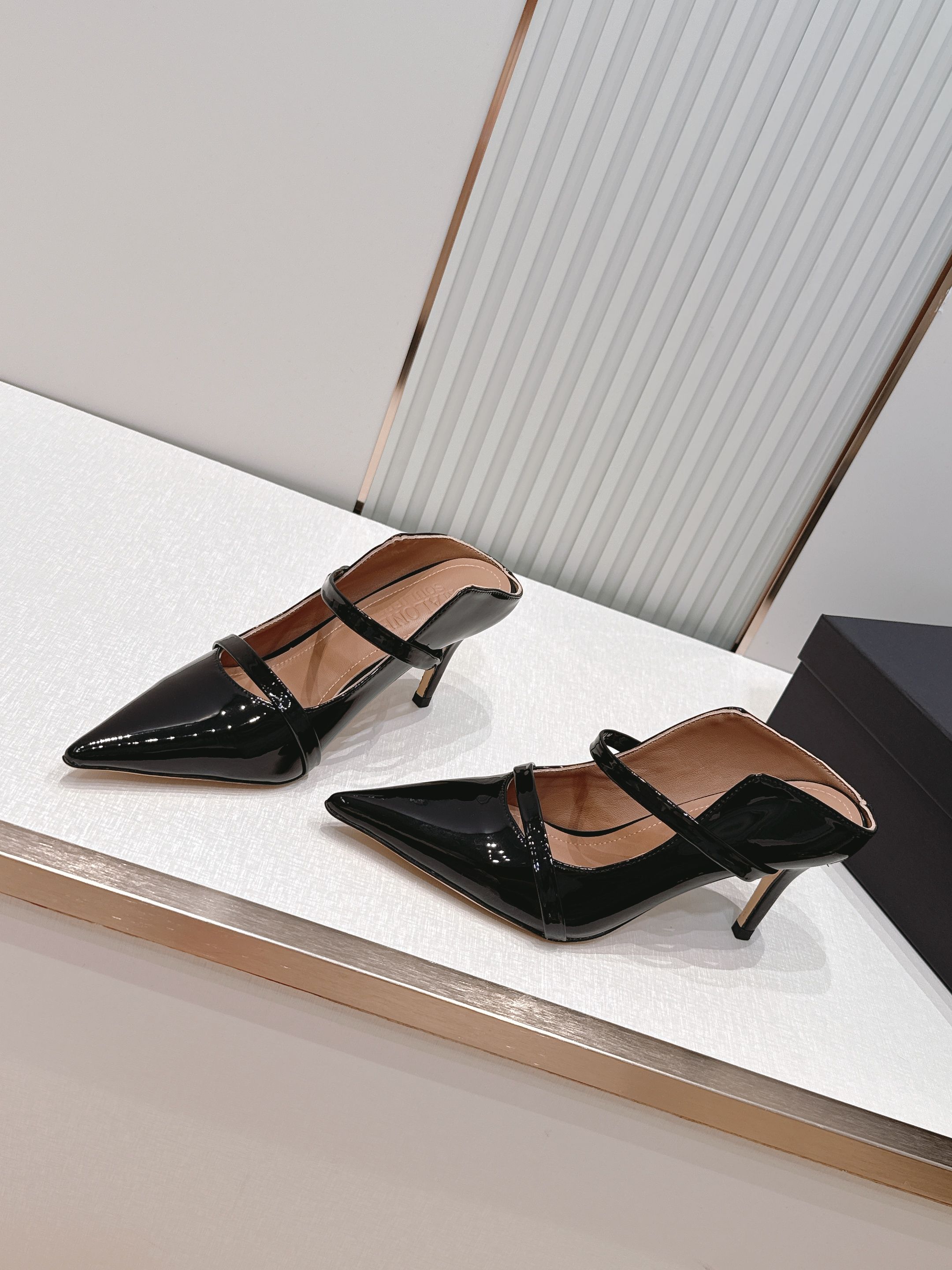 Malone Souliers 尖头高跟凉鞋 这鞋型绝了！ 穿上就是腿精本精！设计感拉满～采用光滑牛皮，