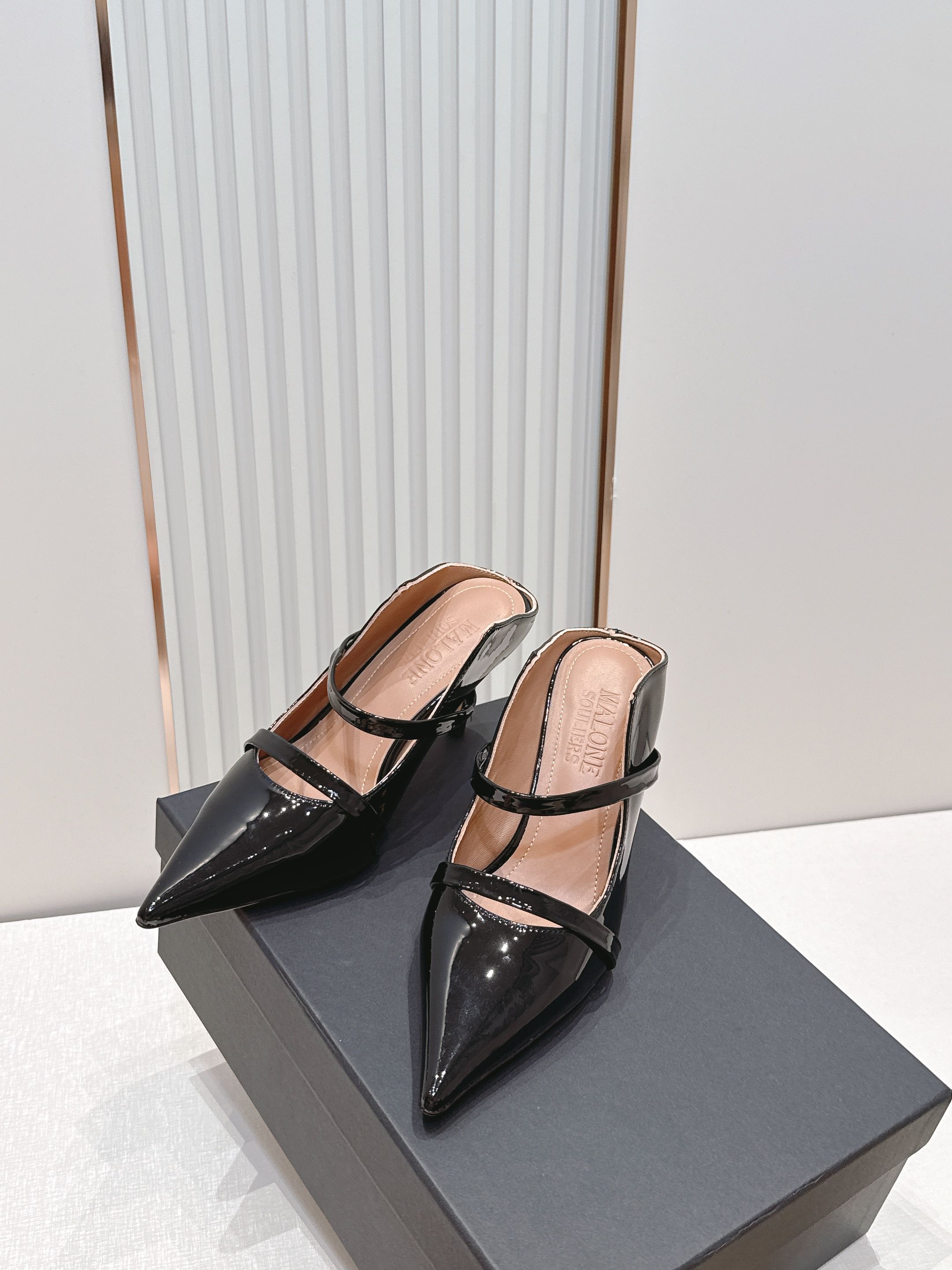 Malone Souliers 尖头高跟凉鞋 这鞋型绝了！ 穿上就是腿精本精！设计感拉满～采用光滑牛皮，