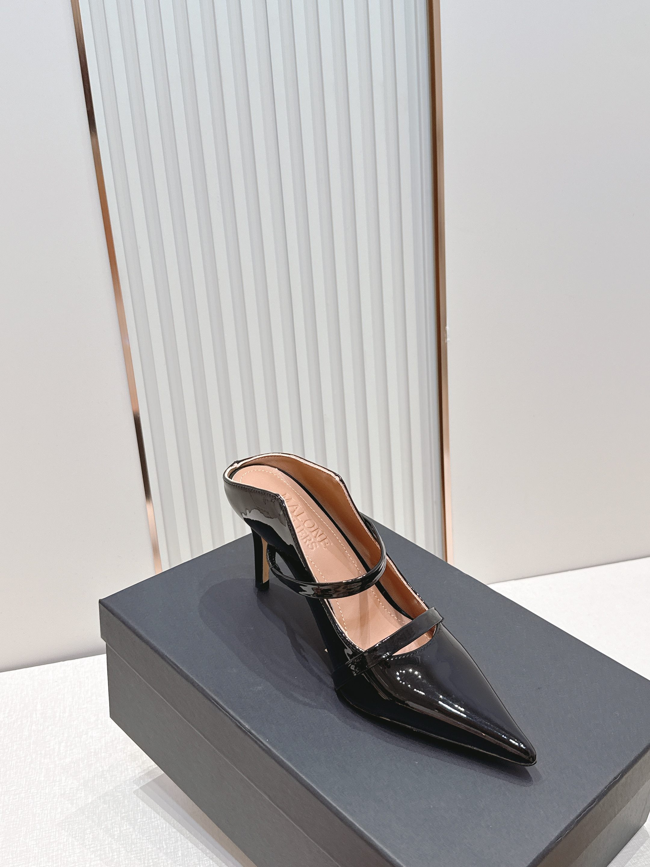 Malone Souliers 尖头高跟凉鞋 这鞋型绝了！ 穿上就是腿精本精！设计感拉满～采用光滑牛皮，