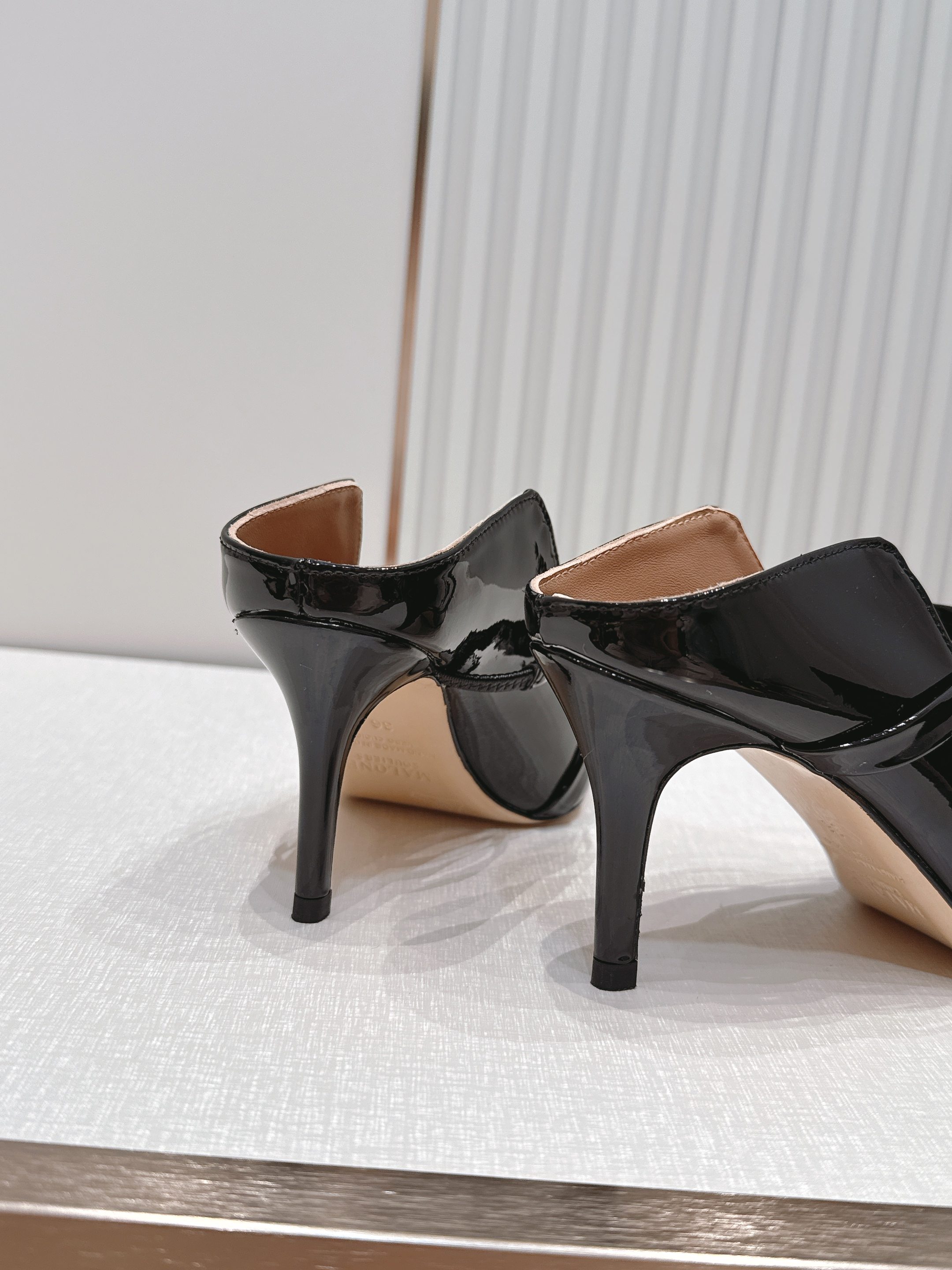 Malone Souliers 尖头高跟凉鞋 这鞋型绝了！ 穿上就是腿精本精！设计感拉满～采用光滑牛皮，