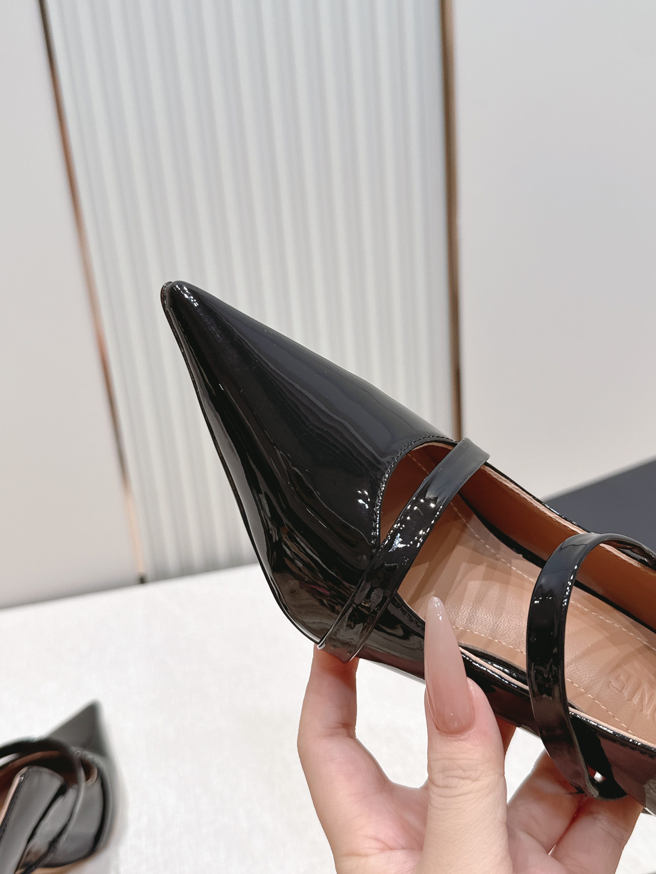 Malone Souliers 尖头高跟凉鞋 这鞋型绝了！ 穿上就是腿精本精！设计感拉满～采用光滑牛皮，