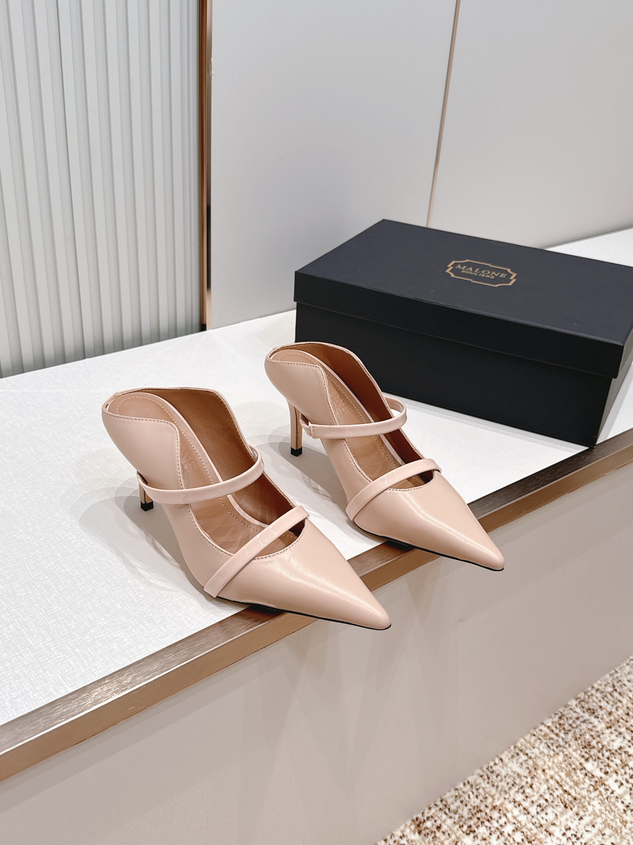 Malone Souliers 尖头高跟凉鞋 这鞋型绝了！ 穿上就是腿精本精！设计感拉满～采用光滑牛皮，