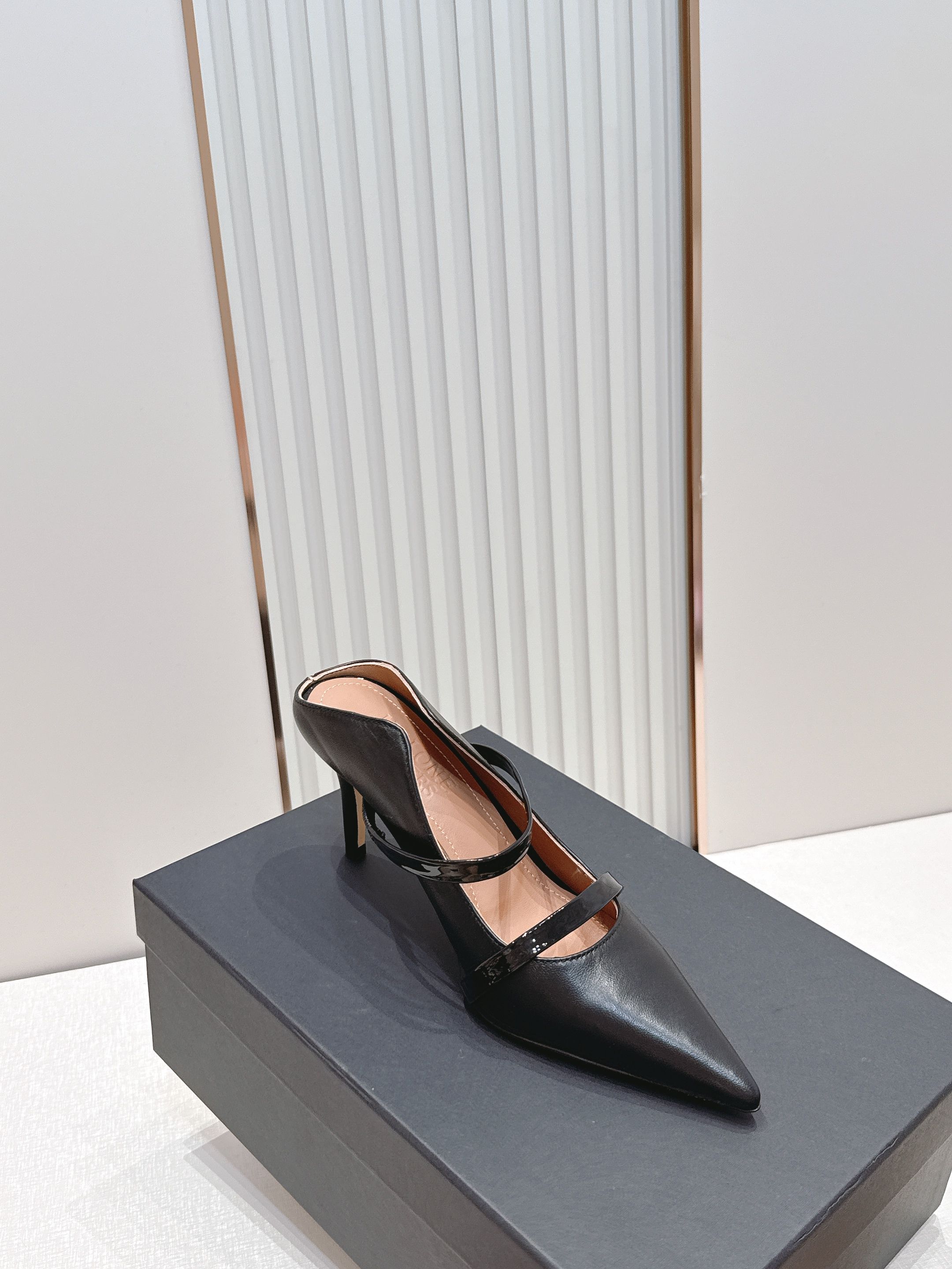 Malone Souliers 尖头高跟凉鞋 这鞋型绝了! 穿上就是腿精本精!设计感拉满~采用光滑牛皮, Malone Souliers 尖头高跟凉鞋 这鞋型绝了! 穿上就是腿精本精!设计感拉满~采用光滑牛皮,