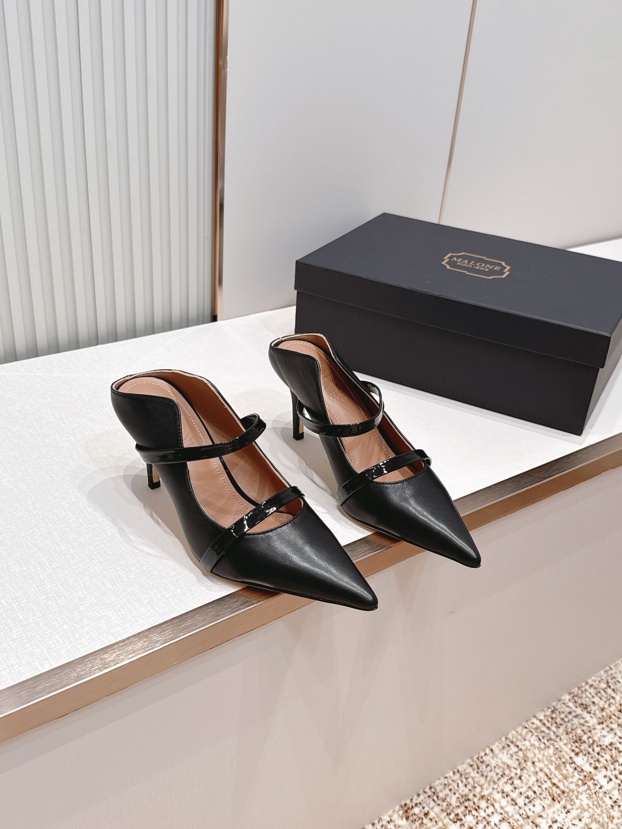 Malone Souliers 尖头高跟凉鞋 这鞋型绝了！ 穿上就是腿精本精！设计感拉满～采用光滑牛皮，