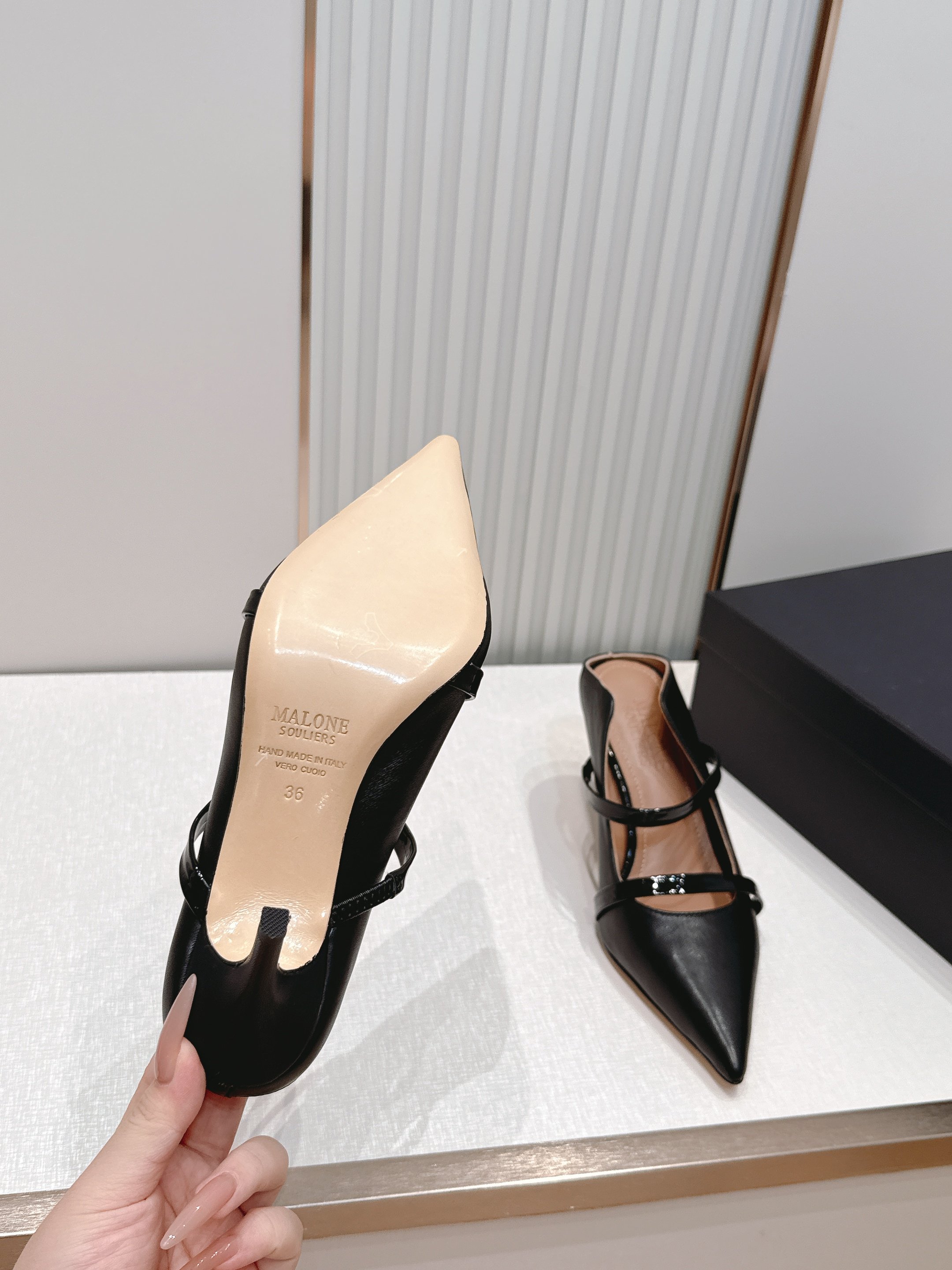 Malone Souliers 尖头高跟凉鞋 这鞋型绝了! 穿上就是腿精本精!设计感拉满~采用光滑牛皮, Malone Souliers 尖头高跟凉鞋 这鞋型绝了! 穿上就是腿精本精!设计感拉满~采用光滑牛皮,