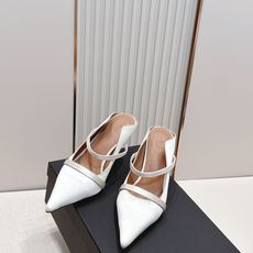 Malone Souliers 尖头高跟凉鞋 这鞋型绝了! 穿上就是腿精本精!设计感拉满~采用光滑牛皮, Malone Souliers 尖头高跟凉鞋 这鞋型绝了! 穿上就是腿精本精!设计感拉满~采用光滑牛皮,