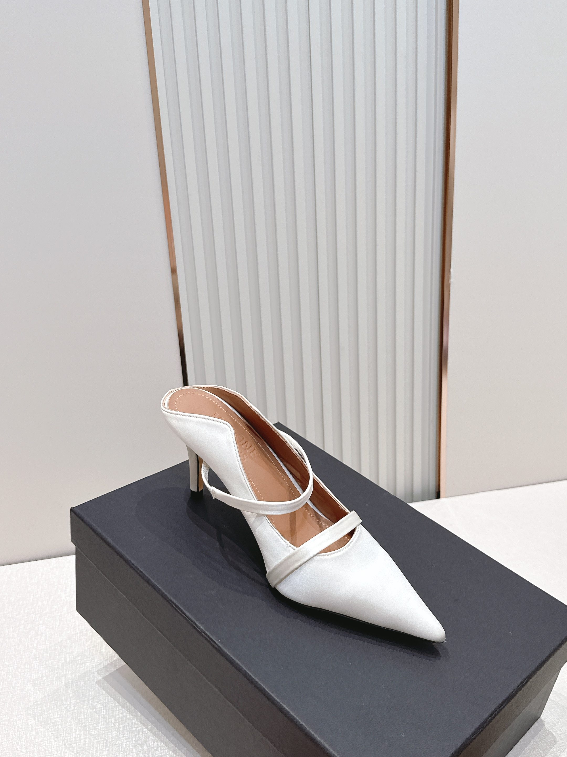 Malone Souliers 尖头高跟凉鞋 这鞋型绝了! 穿上就是腿精本精!设计感拉满~采用光滑牛皮, Malone Souliers 尖头高跟凉鞋 这鞋型绝了! 穿上就是腿精本精!设计感拉满~采用光滑牛皮,