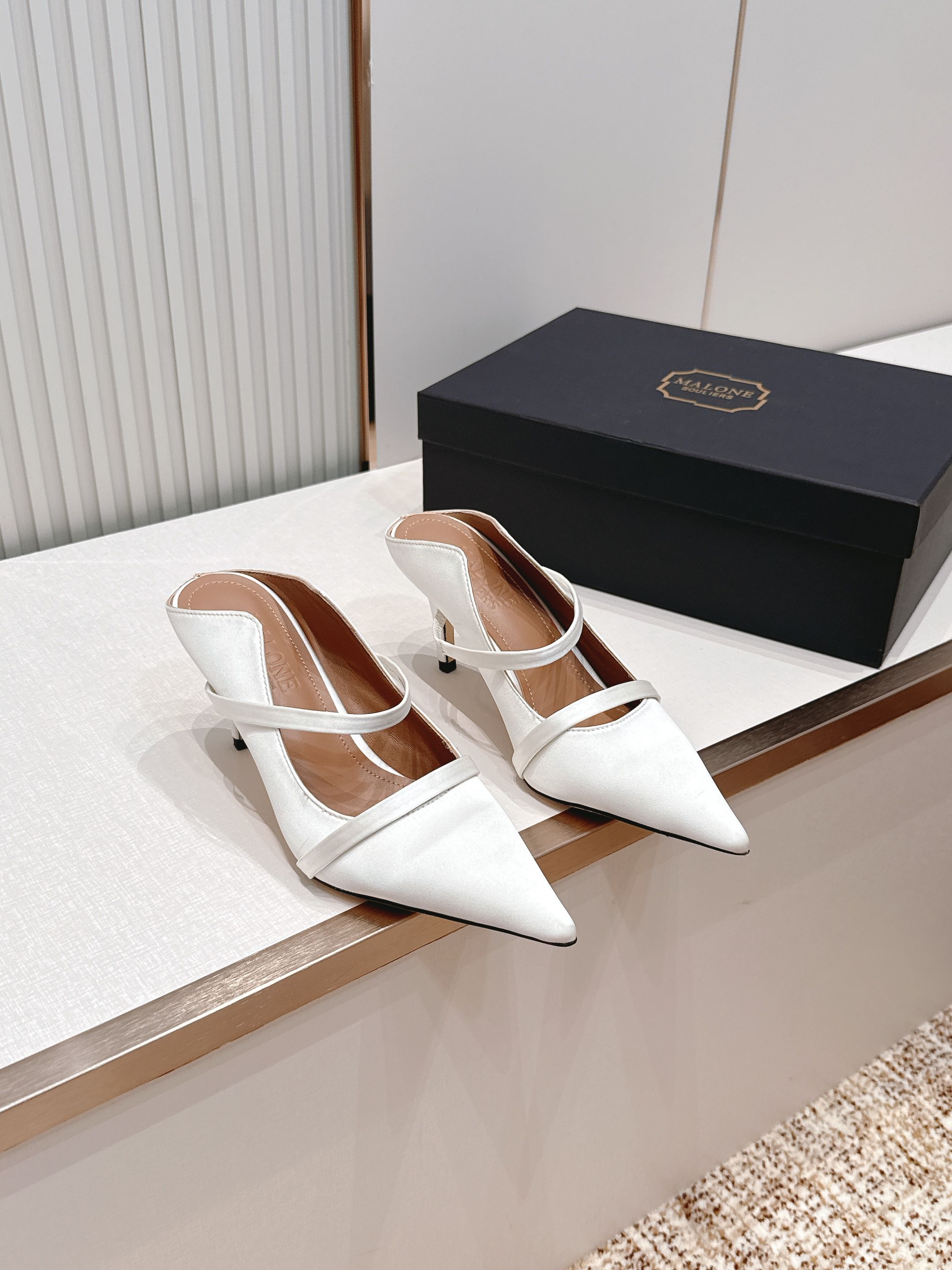 Malone Souliers 尖头高跟凉鞋 这鞋型绝了！ 穿上就是腿精本精！设计感拉满～采用光滑牛皮，